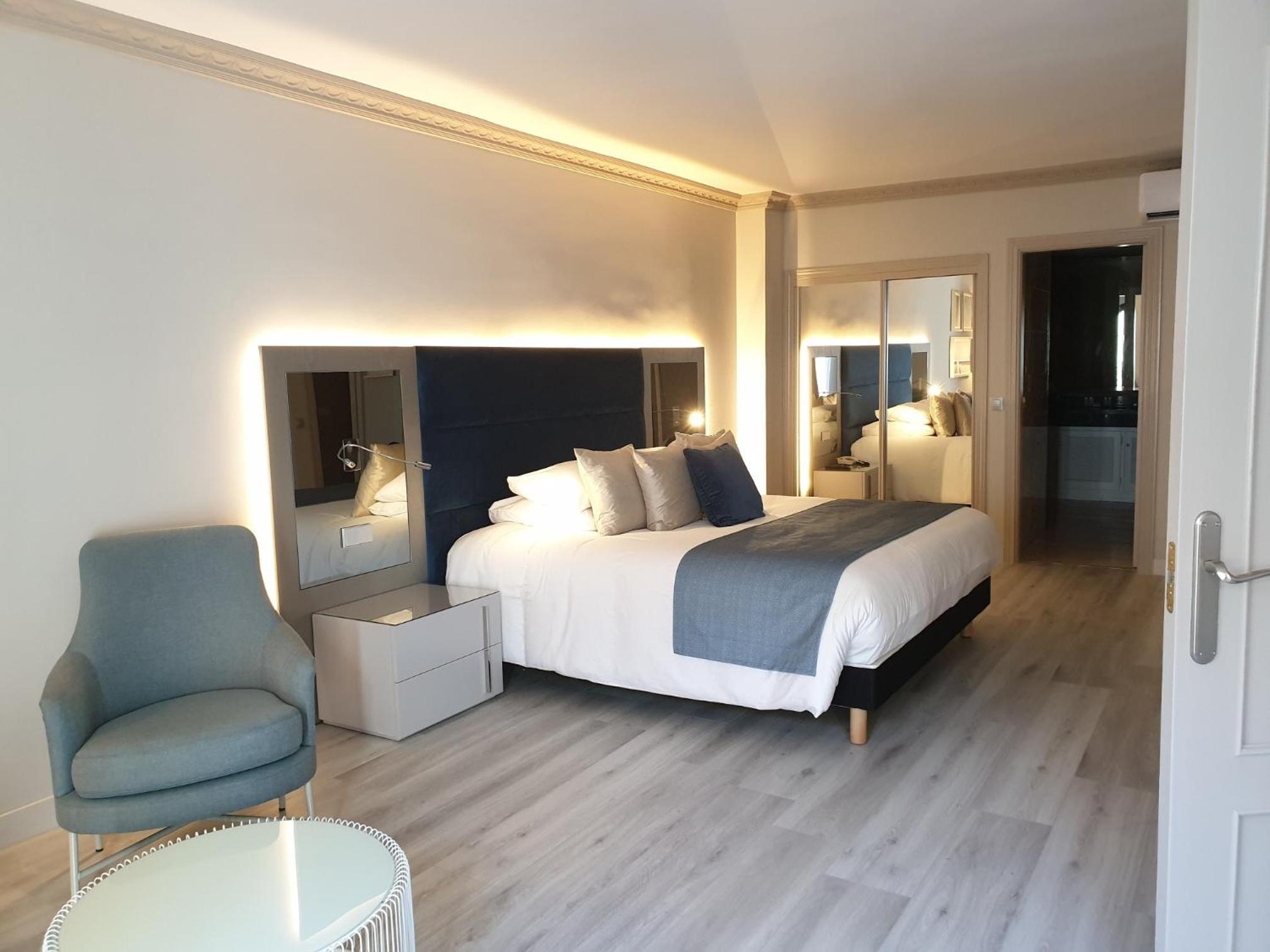 Superior Suite - Photo 7