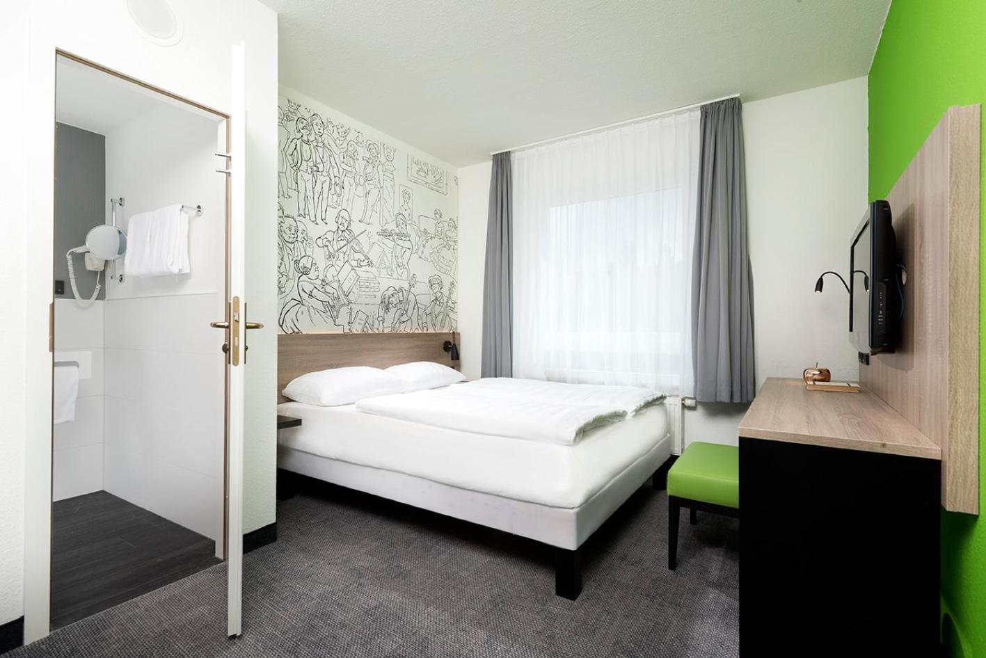 Standard Suite with One Double Bed and One Sofa Bed - Photo 2