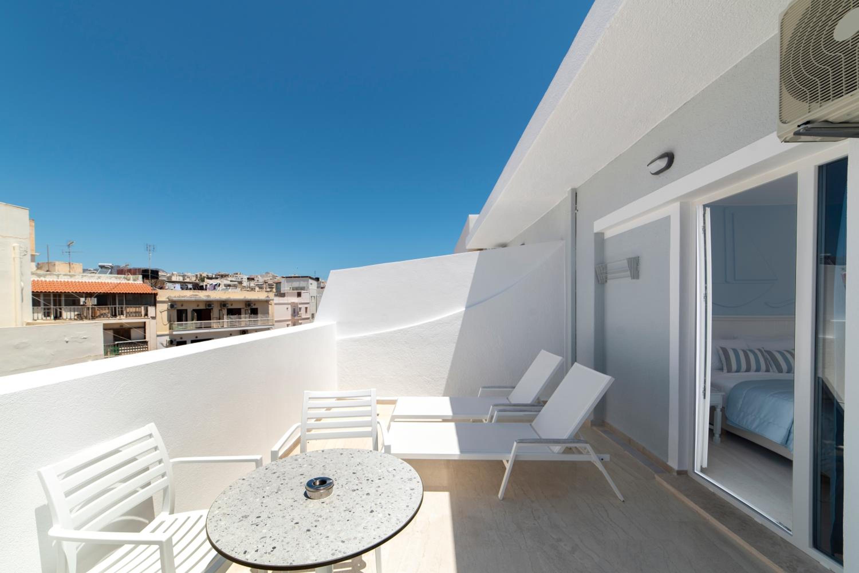 Superior Double or Twin Room with City View and minipool - Photo 5