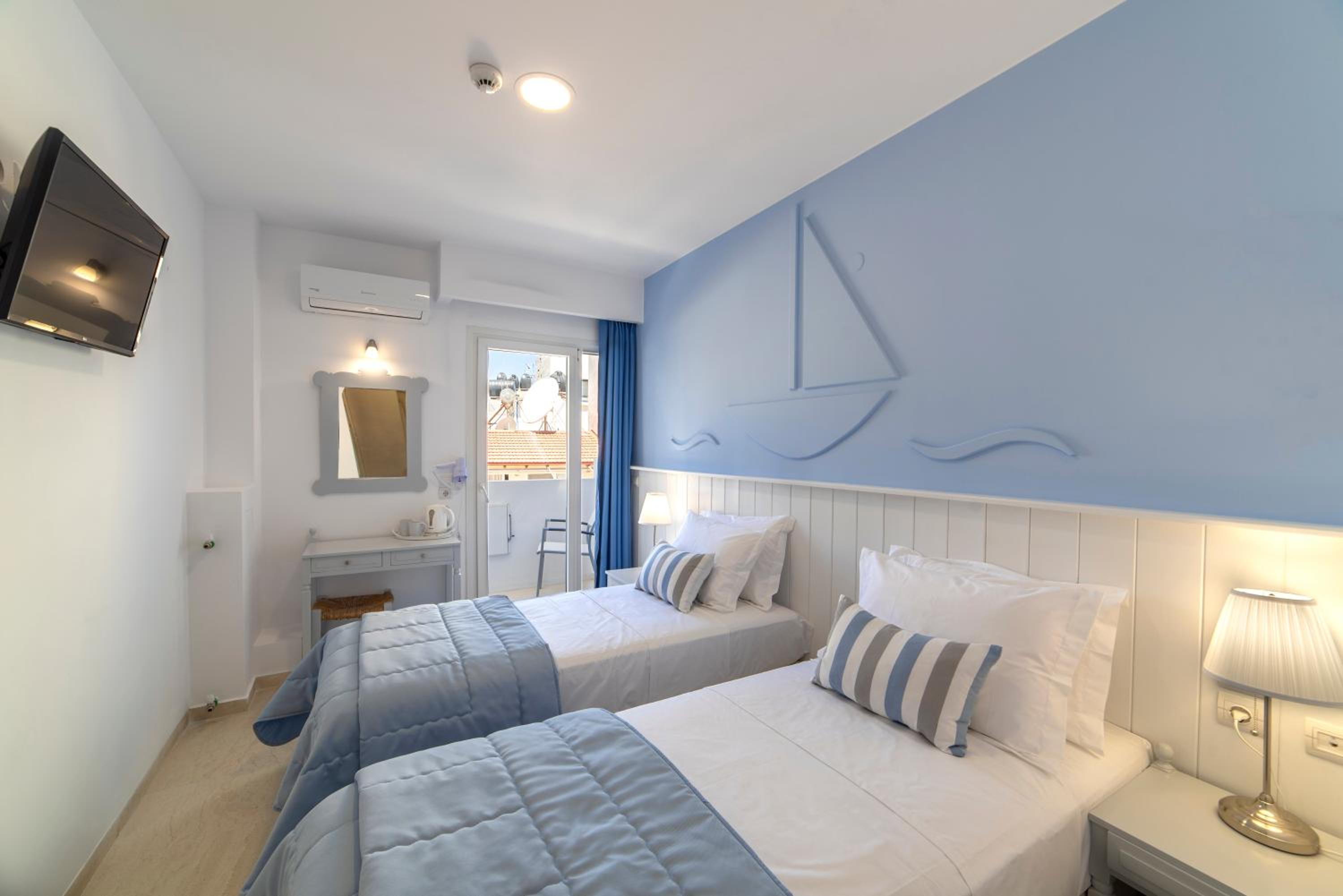 Double or Twin Room with Sea View - Photo 10