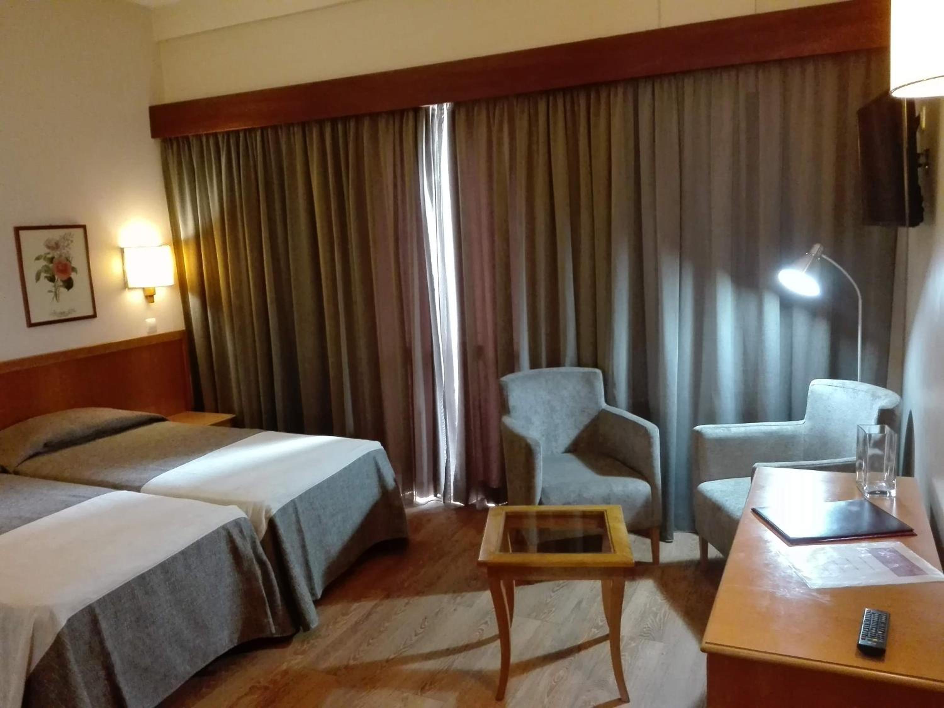 Double or Twin Room - Photo 4