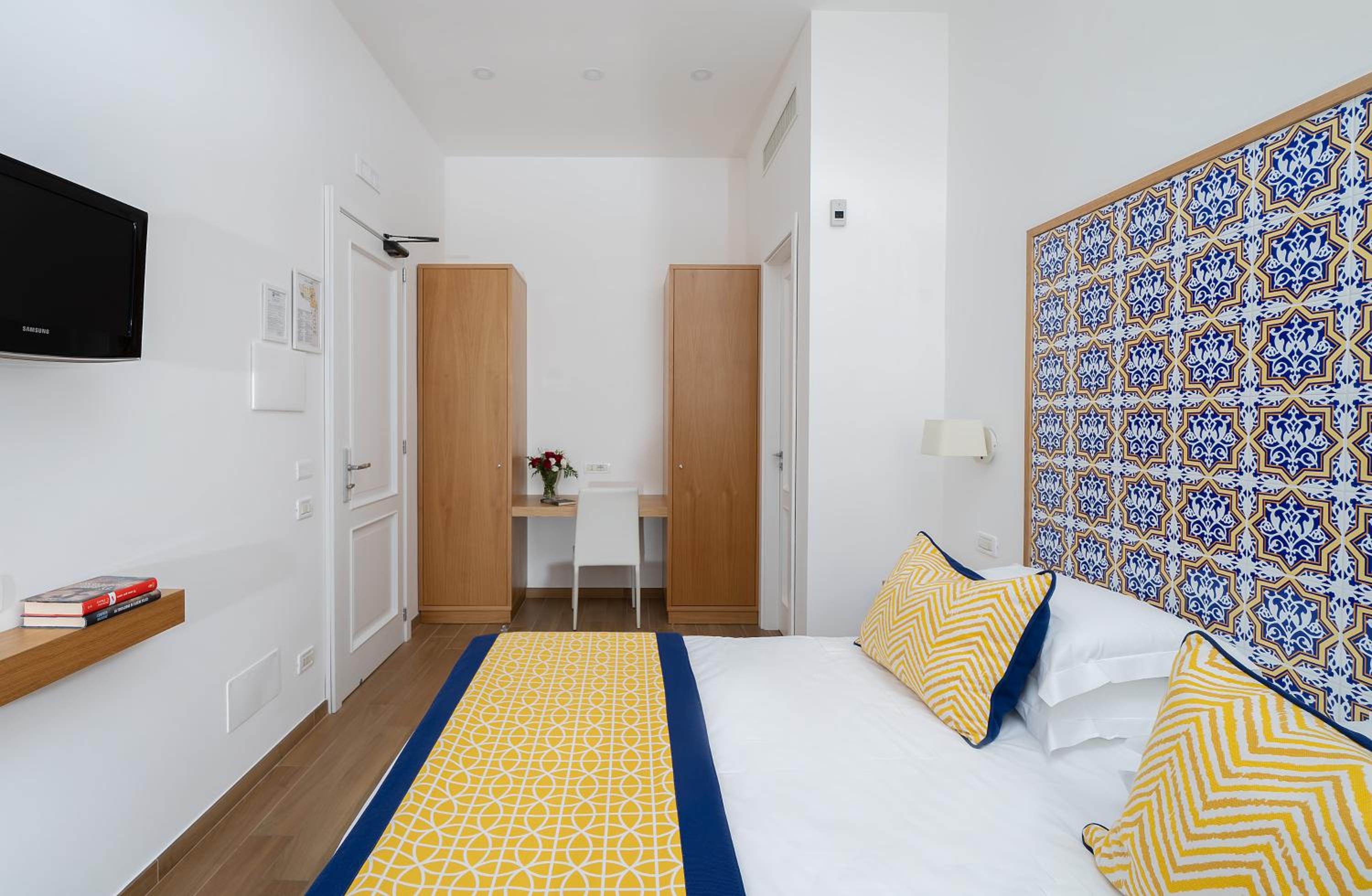 Standard Double or Twin Room with Balcony - Photo 12