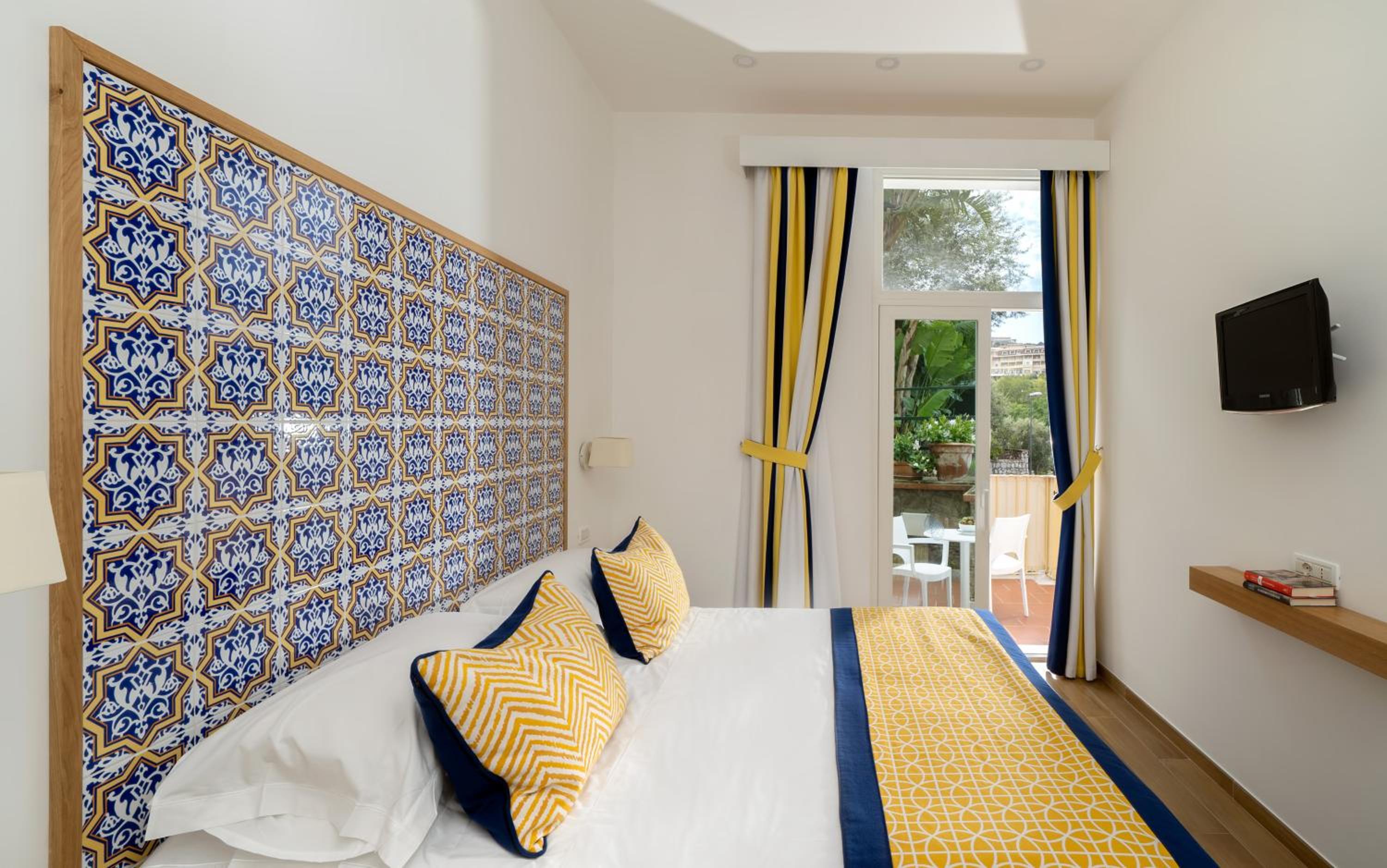 Standard Double or Twin Room with Balcony - Photo 11