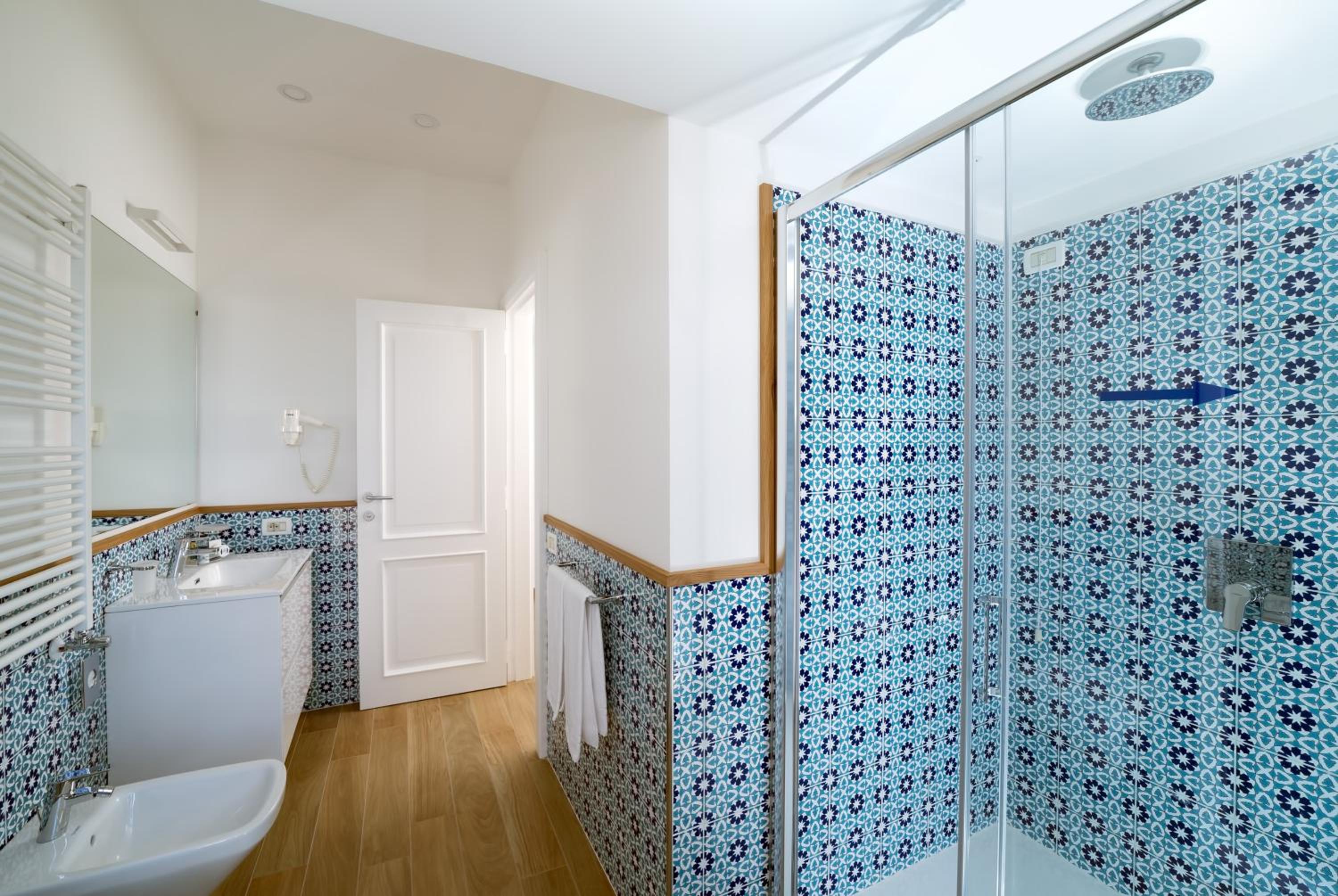 Standard Double or Twin Room with Balcony - Photo 9
