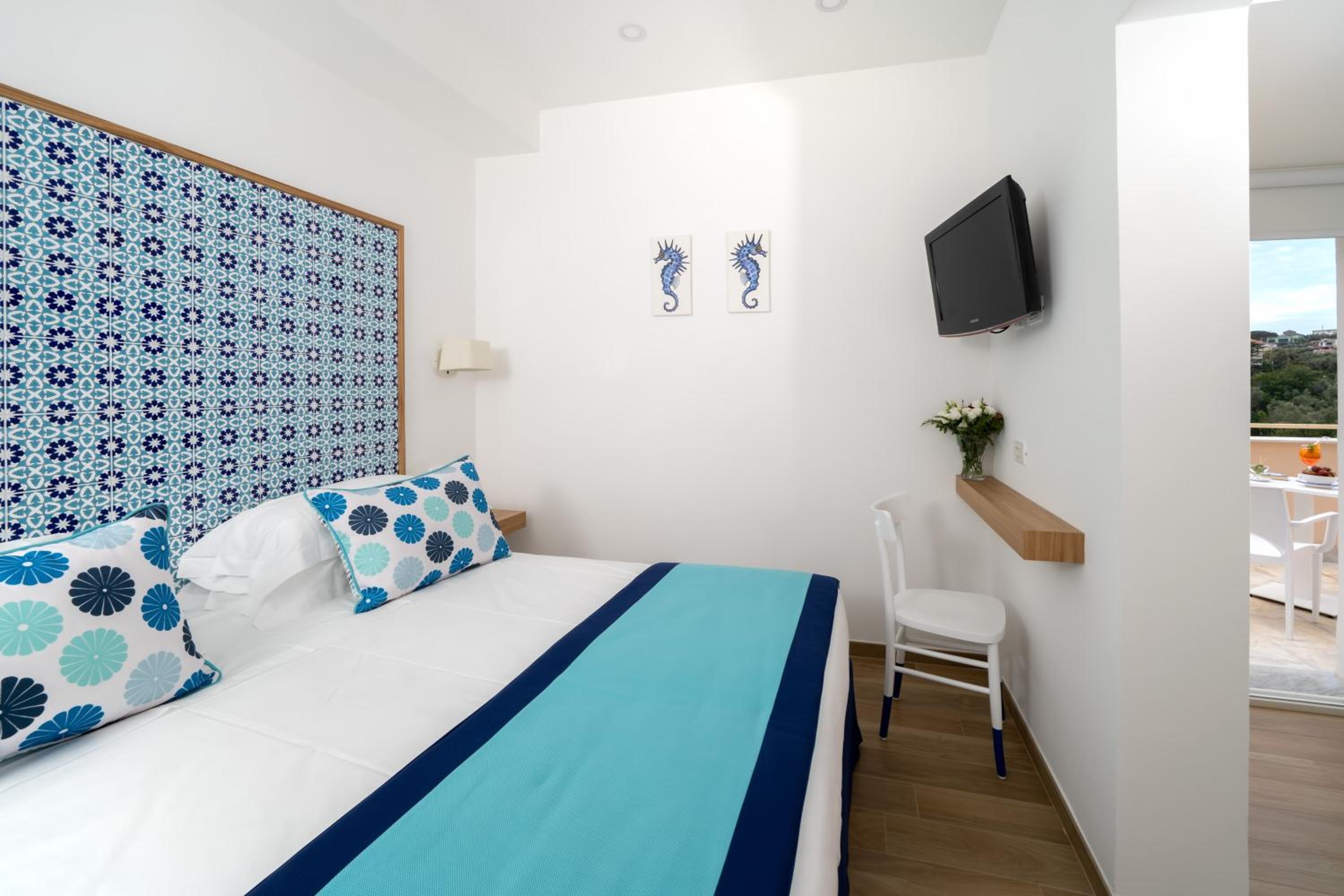Standard Double or Twin Room with Balcony - Photo 7