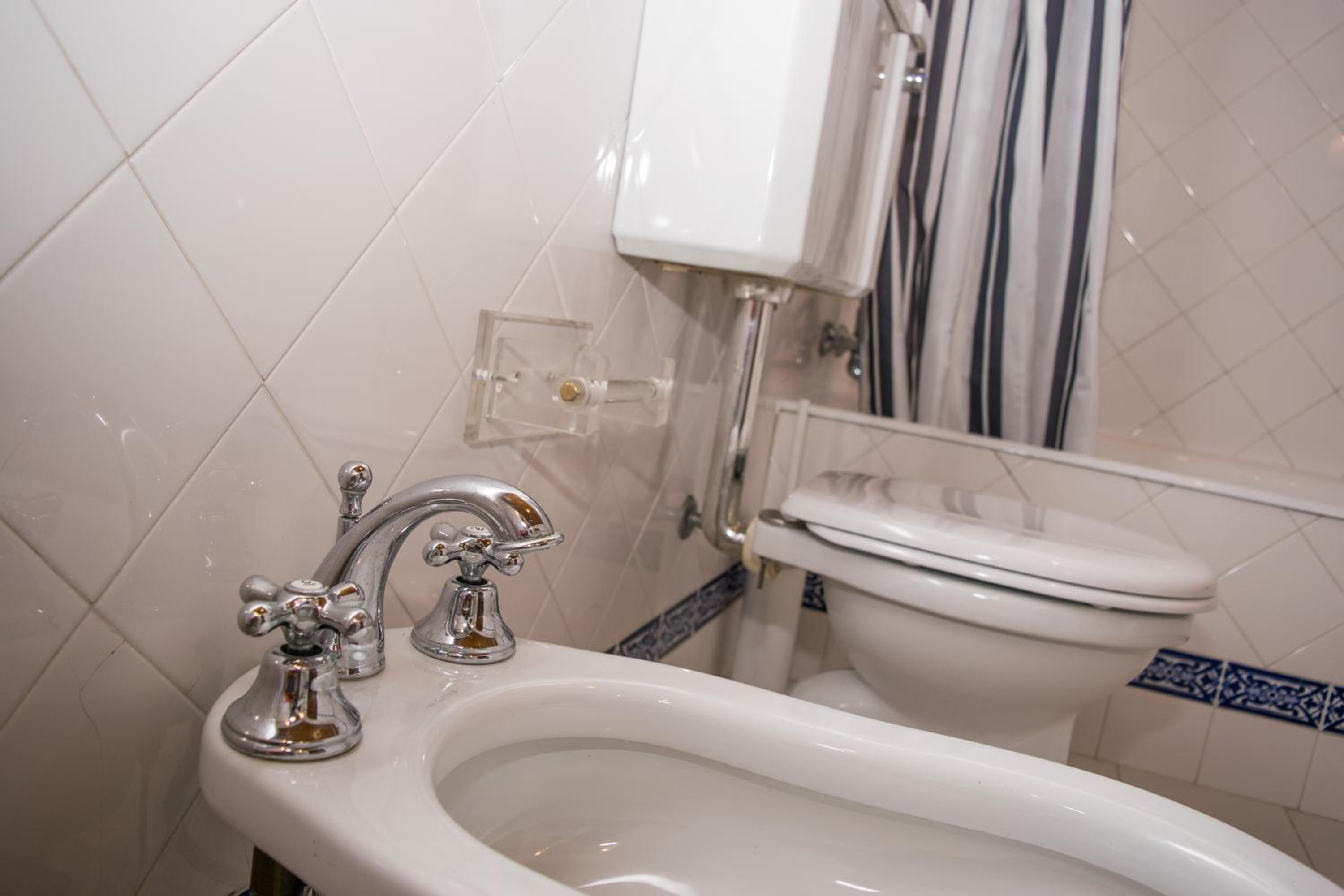 Twin Room with Private Bathroom - Photo 5