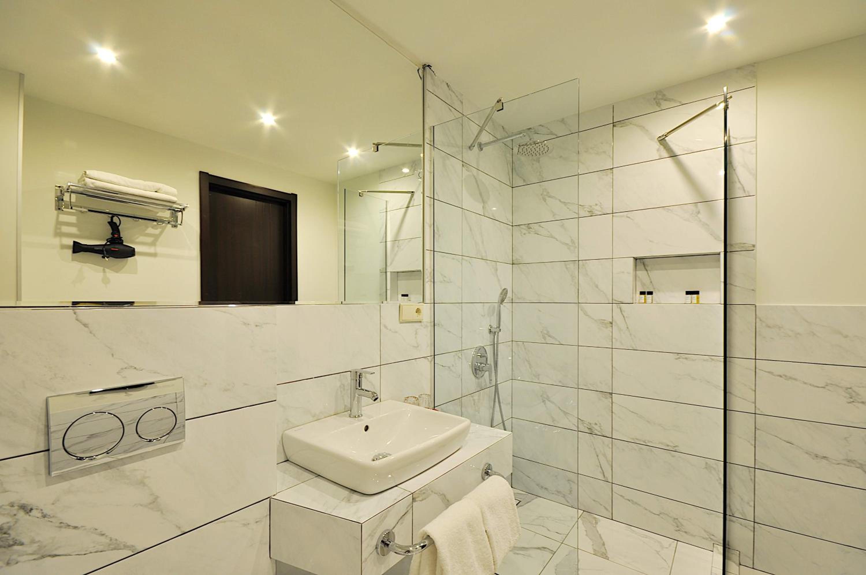 Standard Double or Twin Room - Photo 33