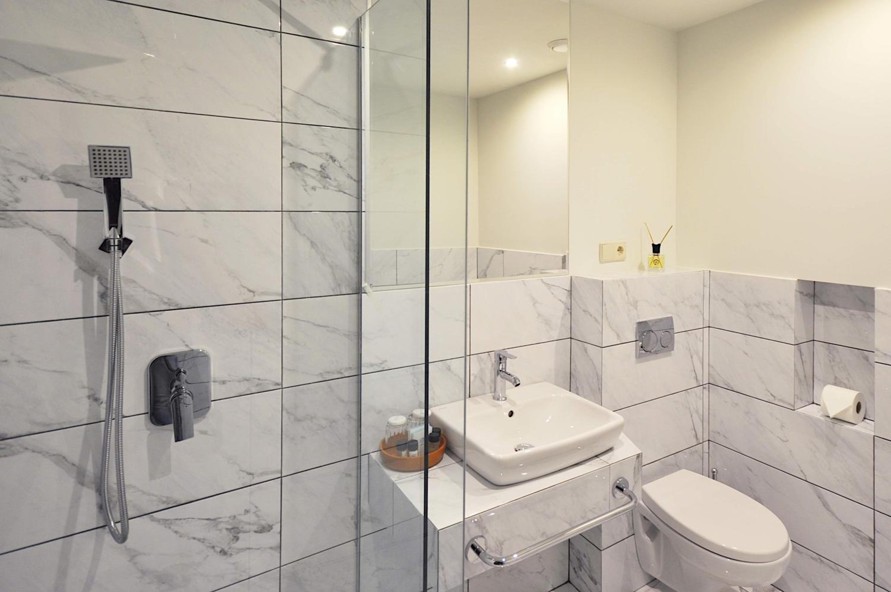 Small Double Room - Photo 12