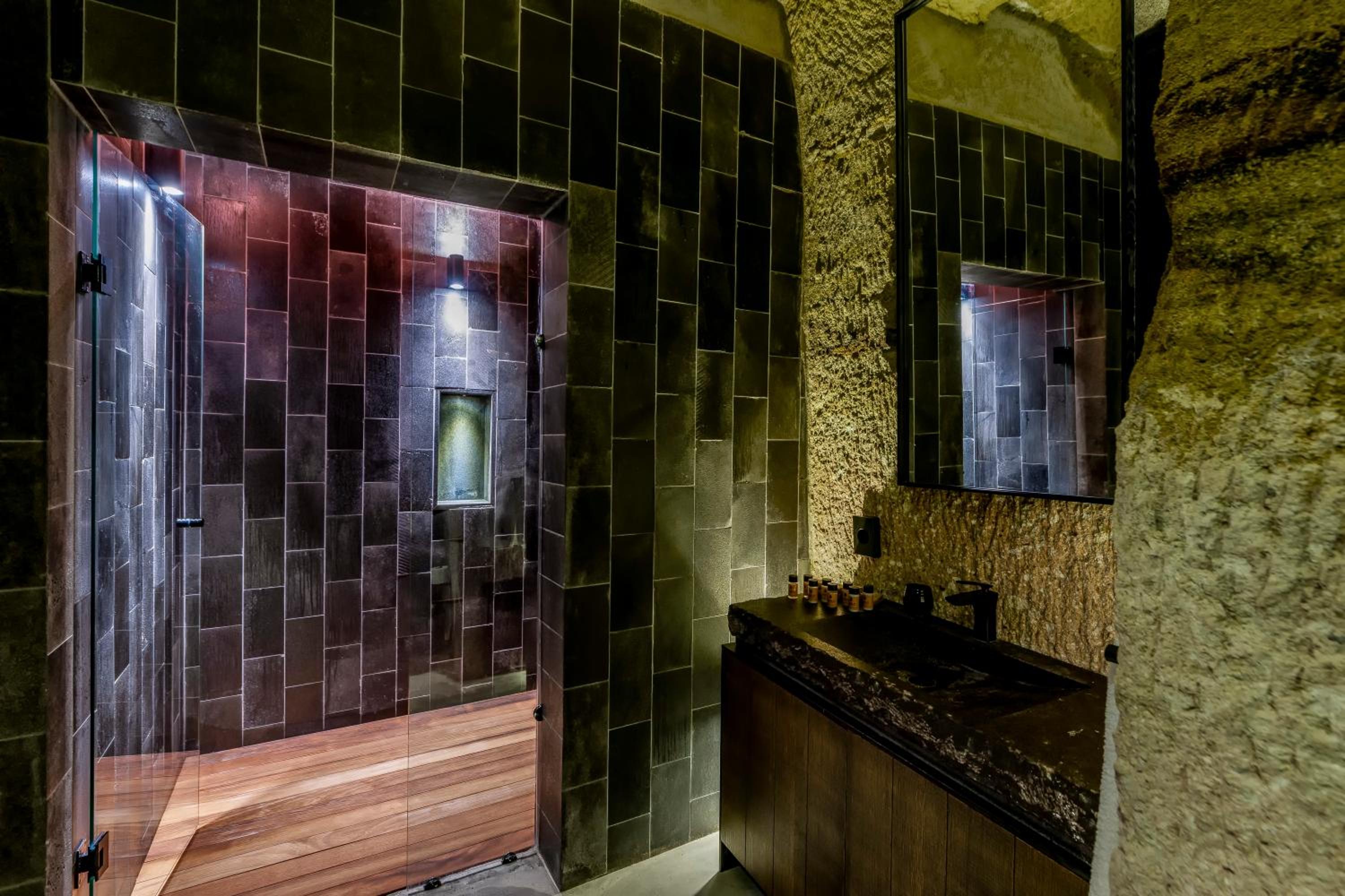 Cave Suite - Photo 13