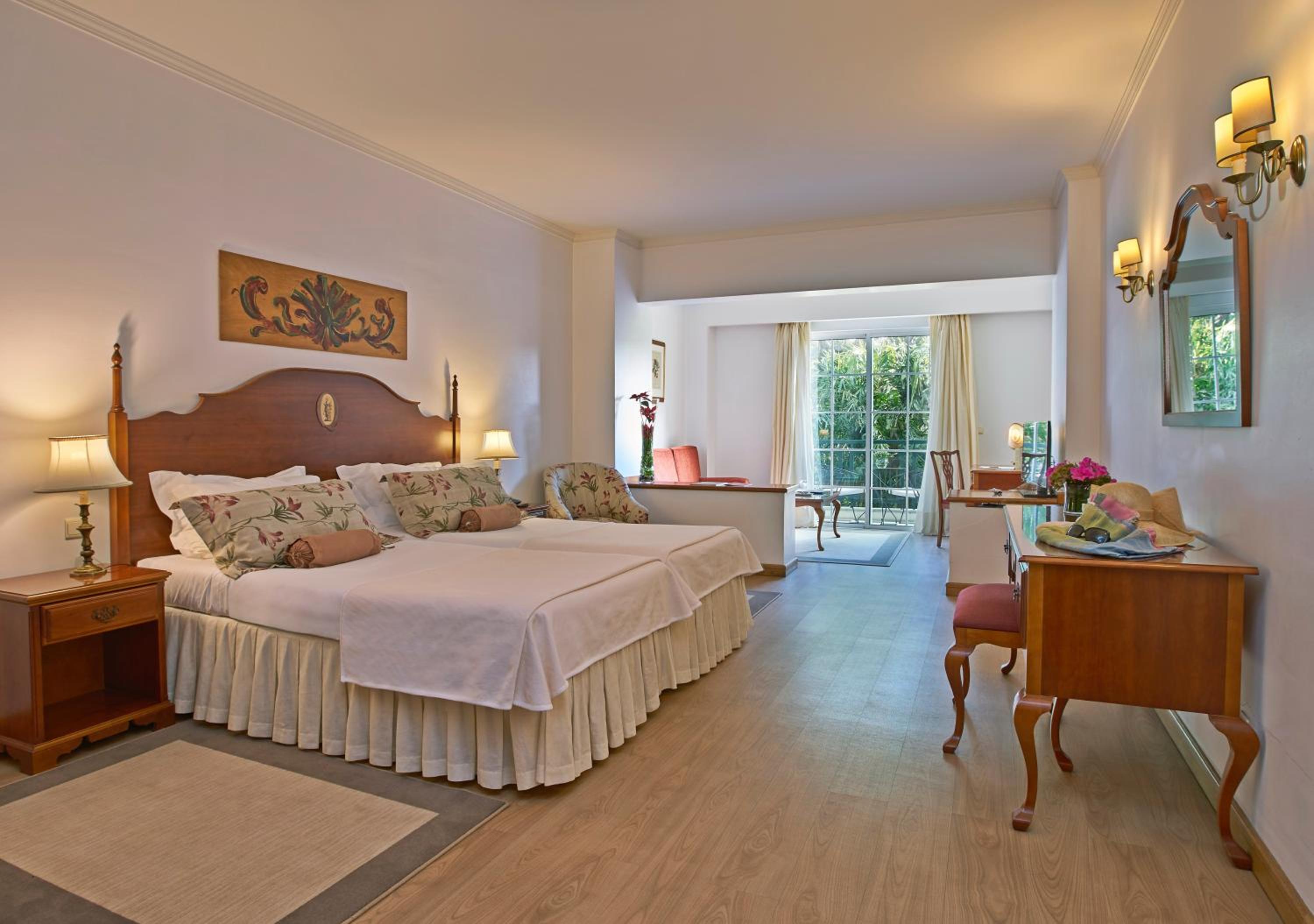Double or Twin Premium Room with Garden View and Balcony - Photo 2