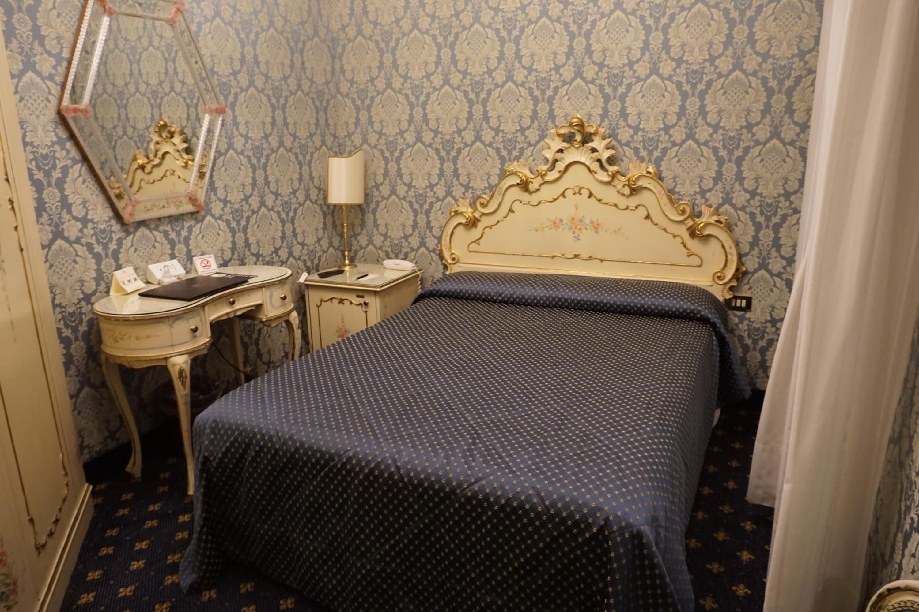 Small Double Room - Non Smoking