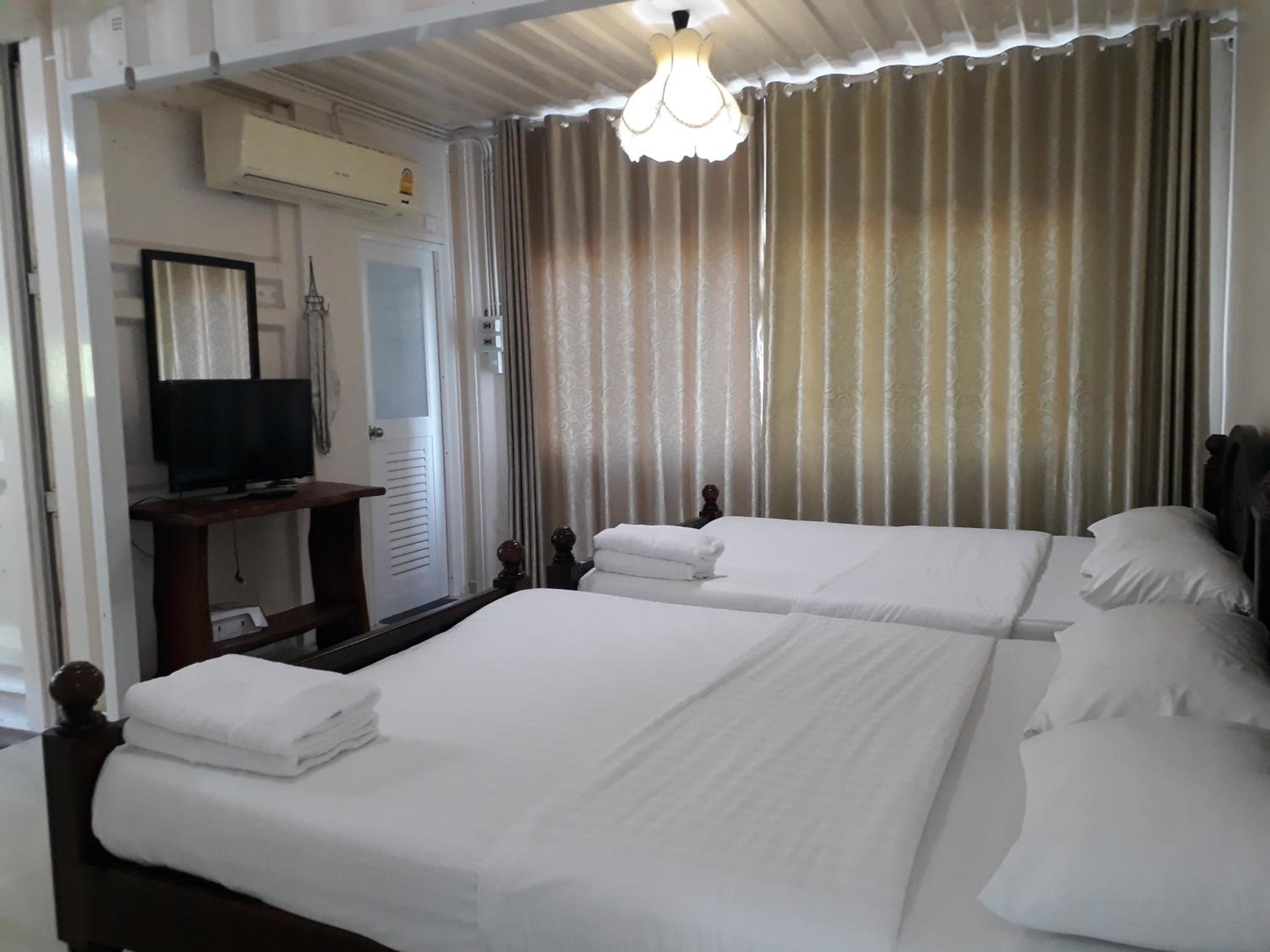Quadruple Room with Private Bathroom photo 2