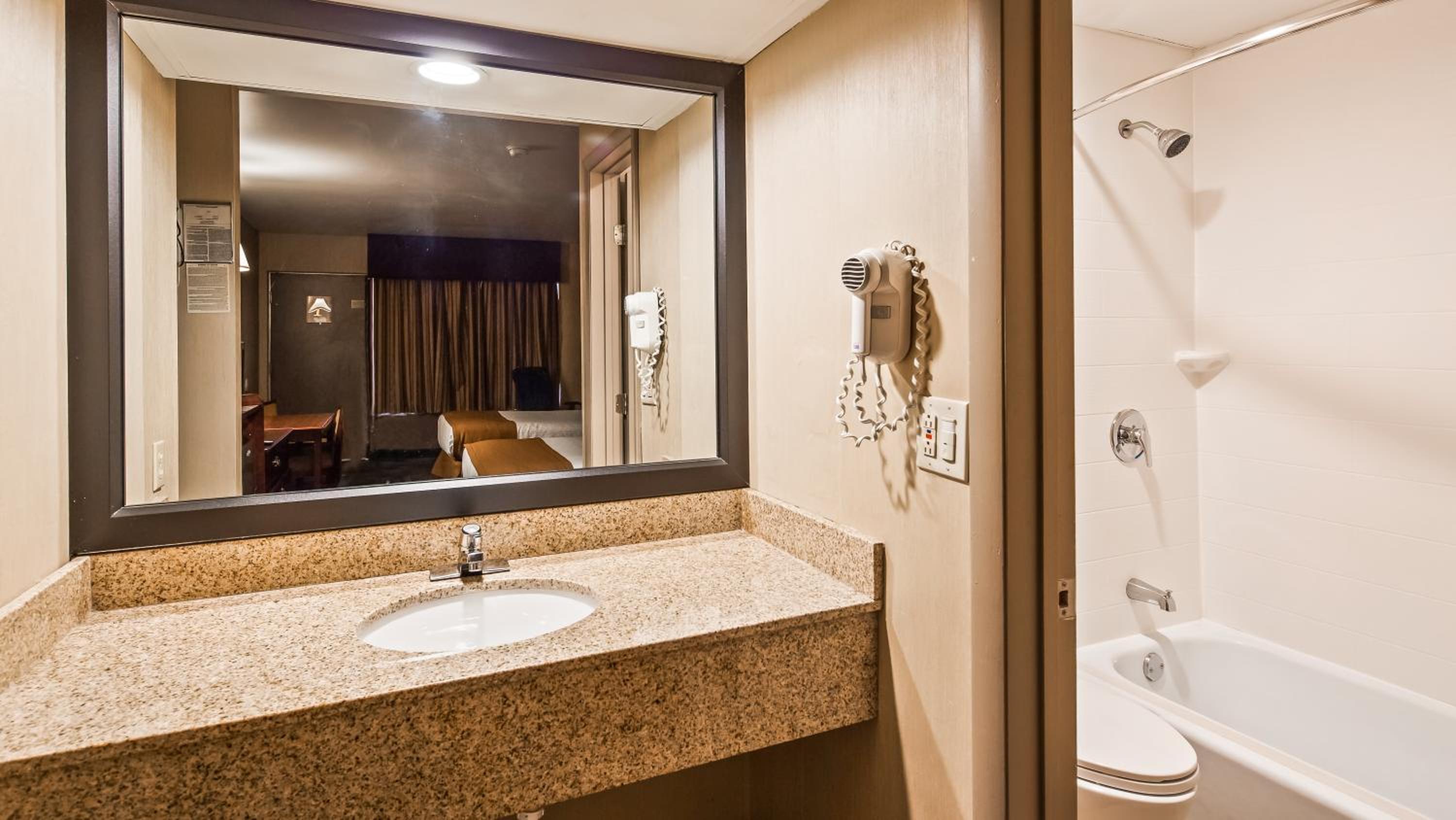 Queen Room with Two Queen Beds - Pet Friendly/Non-Smoking - Photo 3