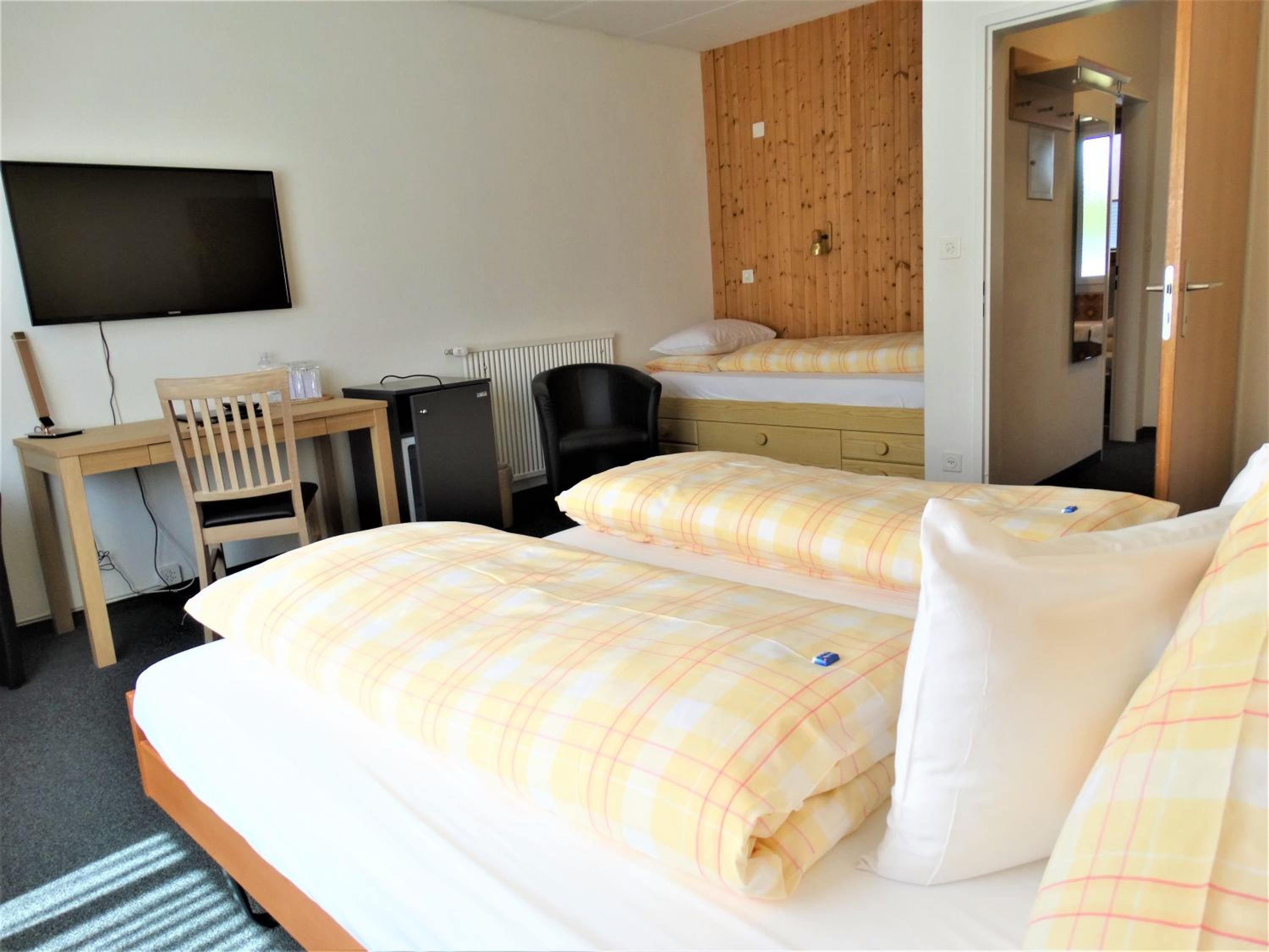 Family Room (2 Adults + 2 Children + 1 Baby)