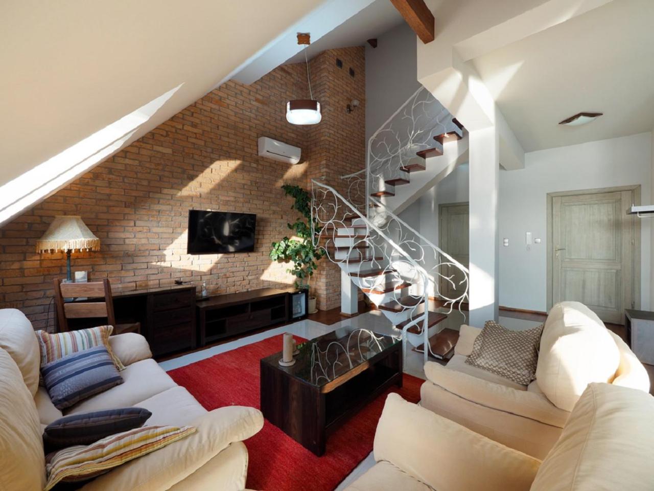 Apartment - Split Level - Photo 1