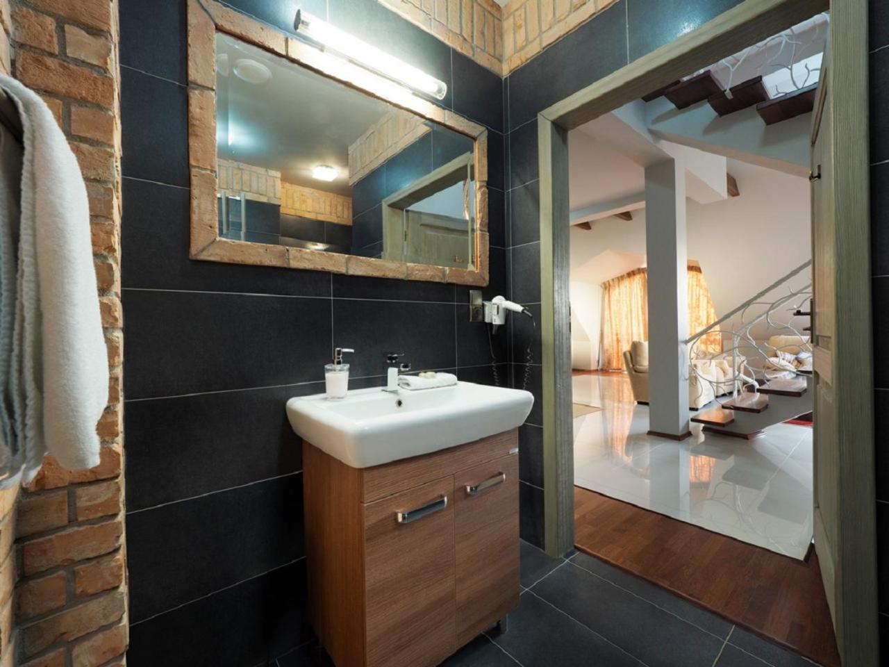 Apartment - Split Level - Photo 3