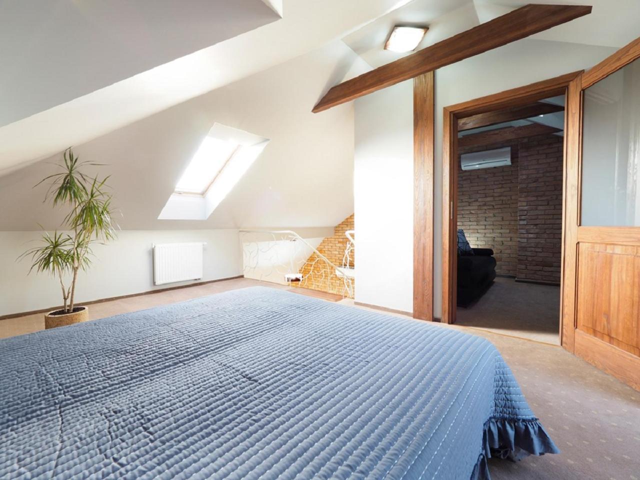 Apartment - Split Level - Photo 4