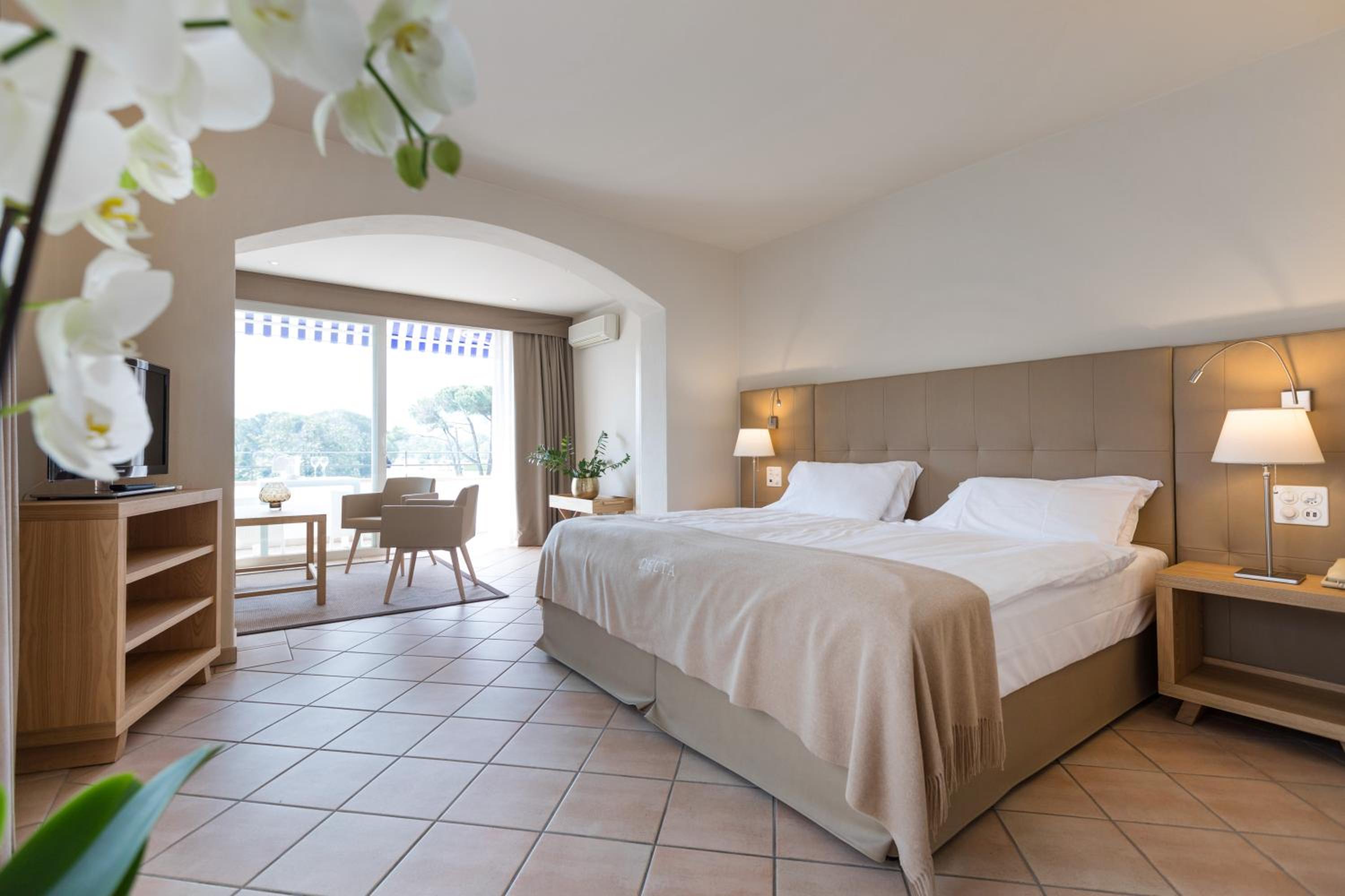 Suite with Balcony and Spa Access - Photo 25