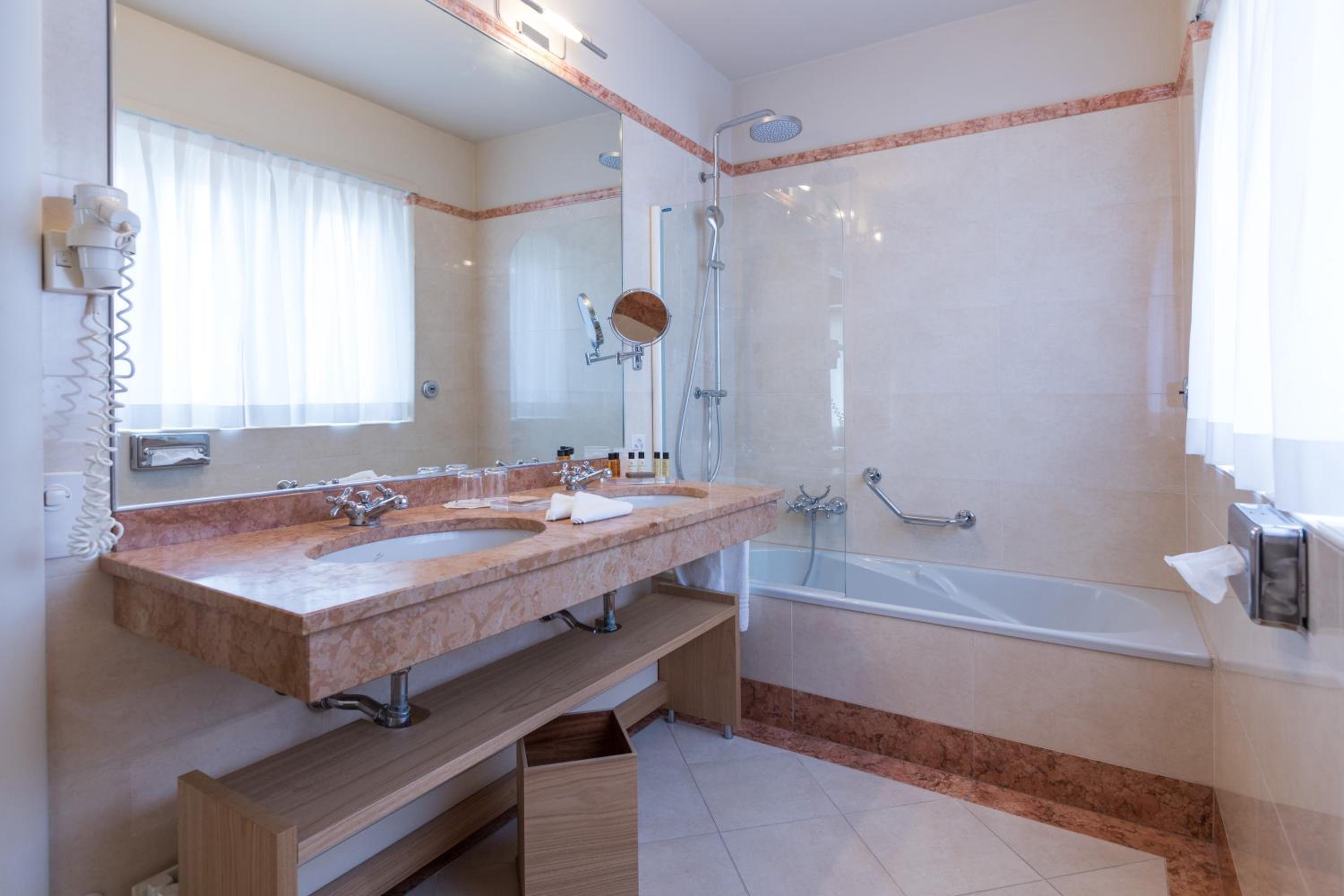 Suite with Balcony and Spa Access - Photo 8