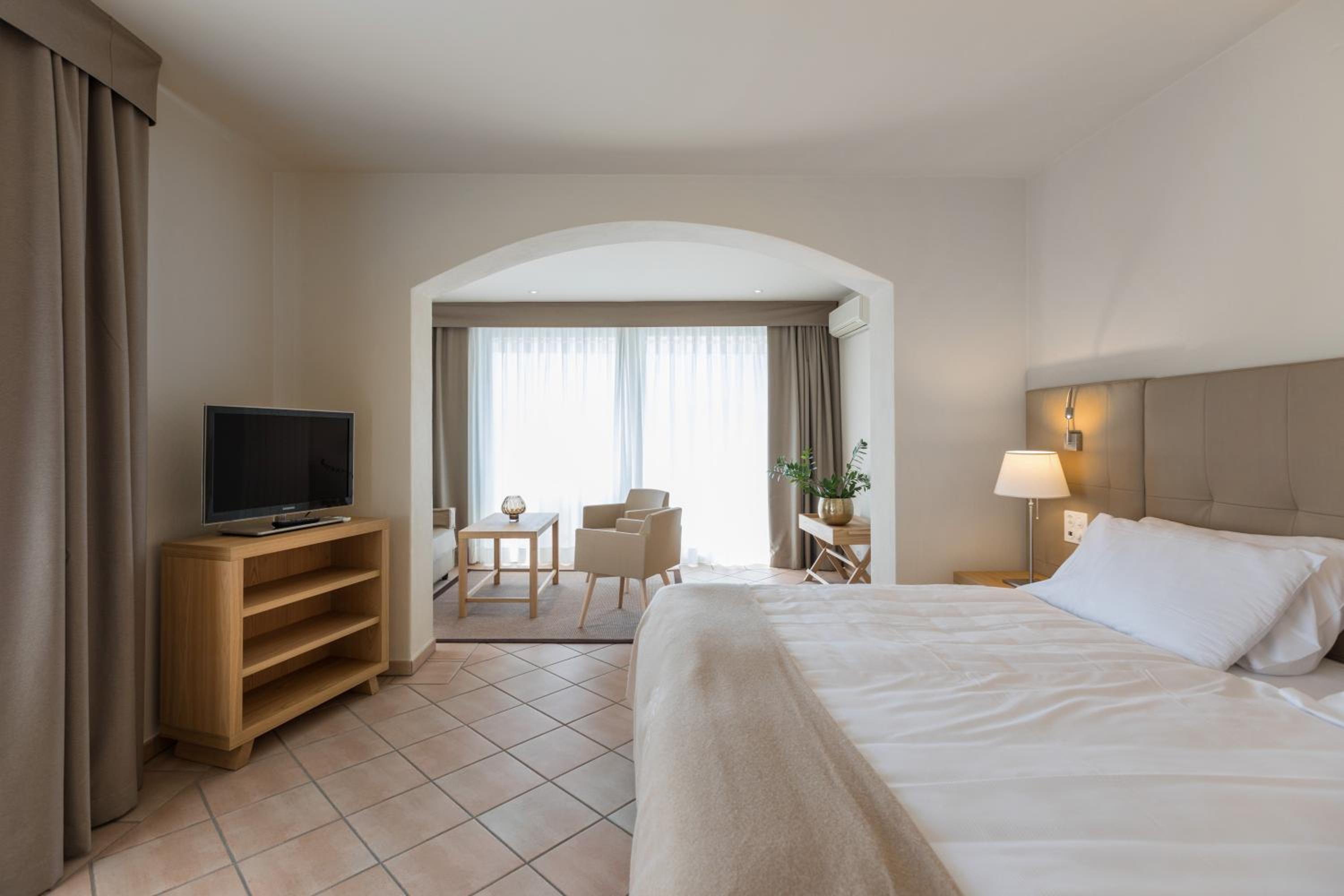 Suite with Balcony and Spa Access - Photo 21