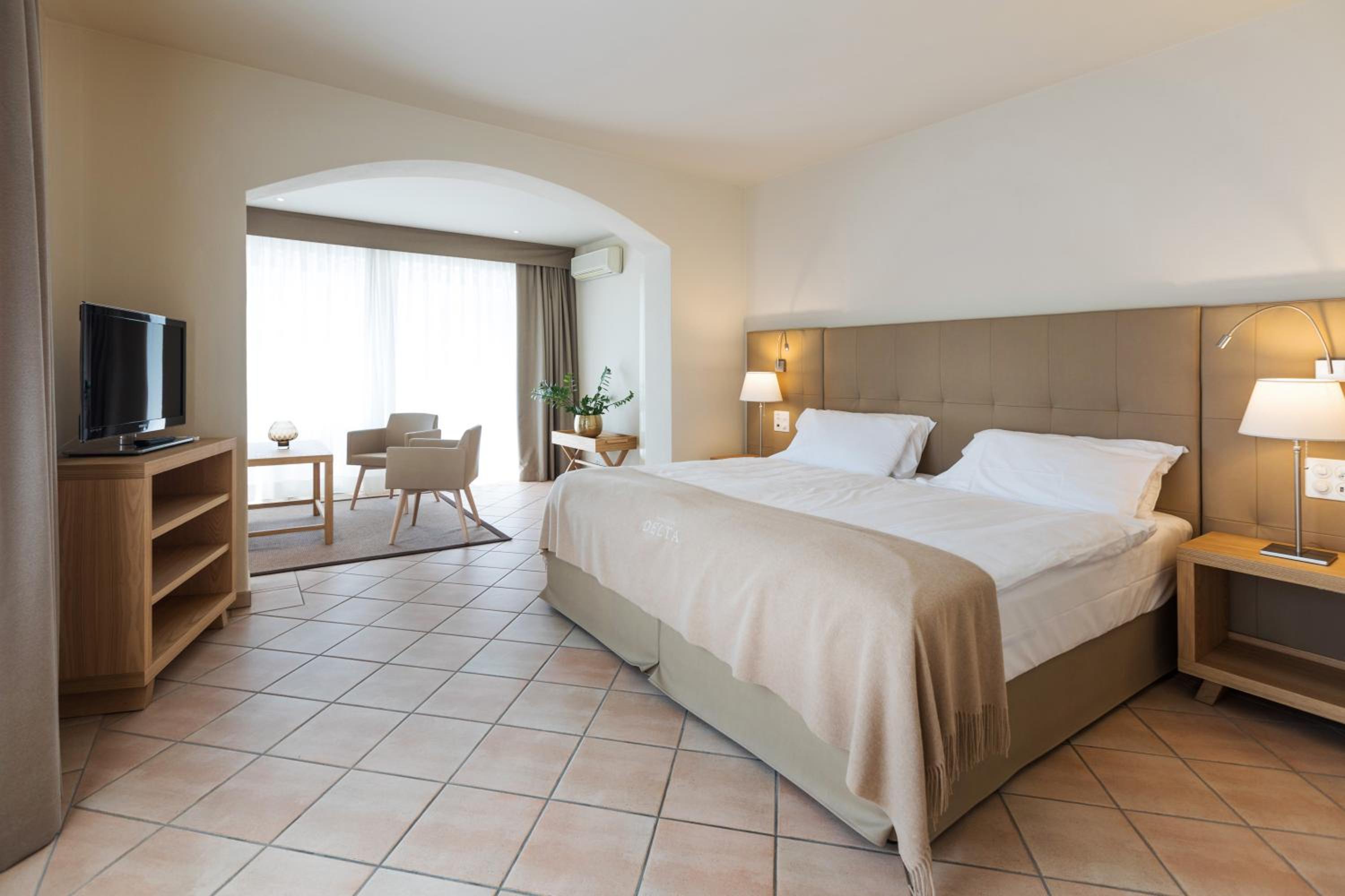 Suite with Balcony and Spa Access - Photo 6