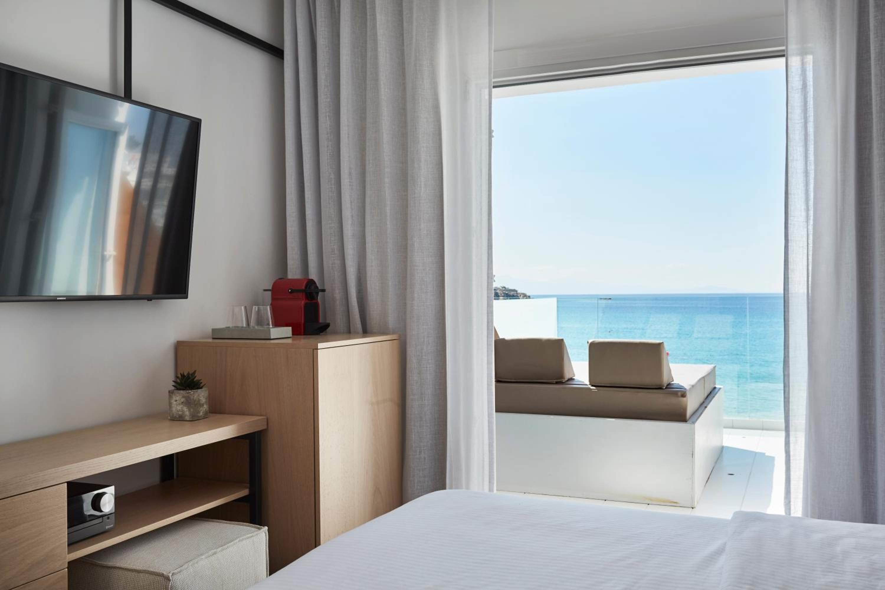 Deluxe Double Room with Sea View - Photo 6