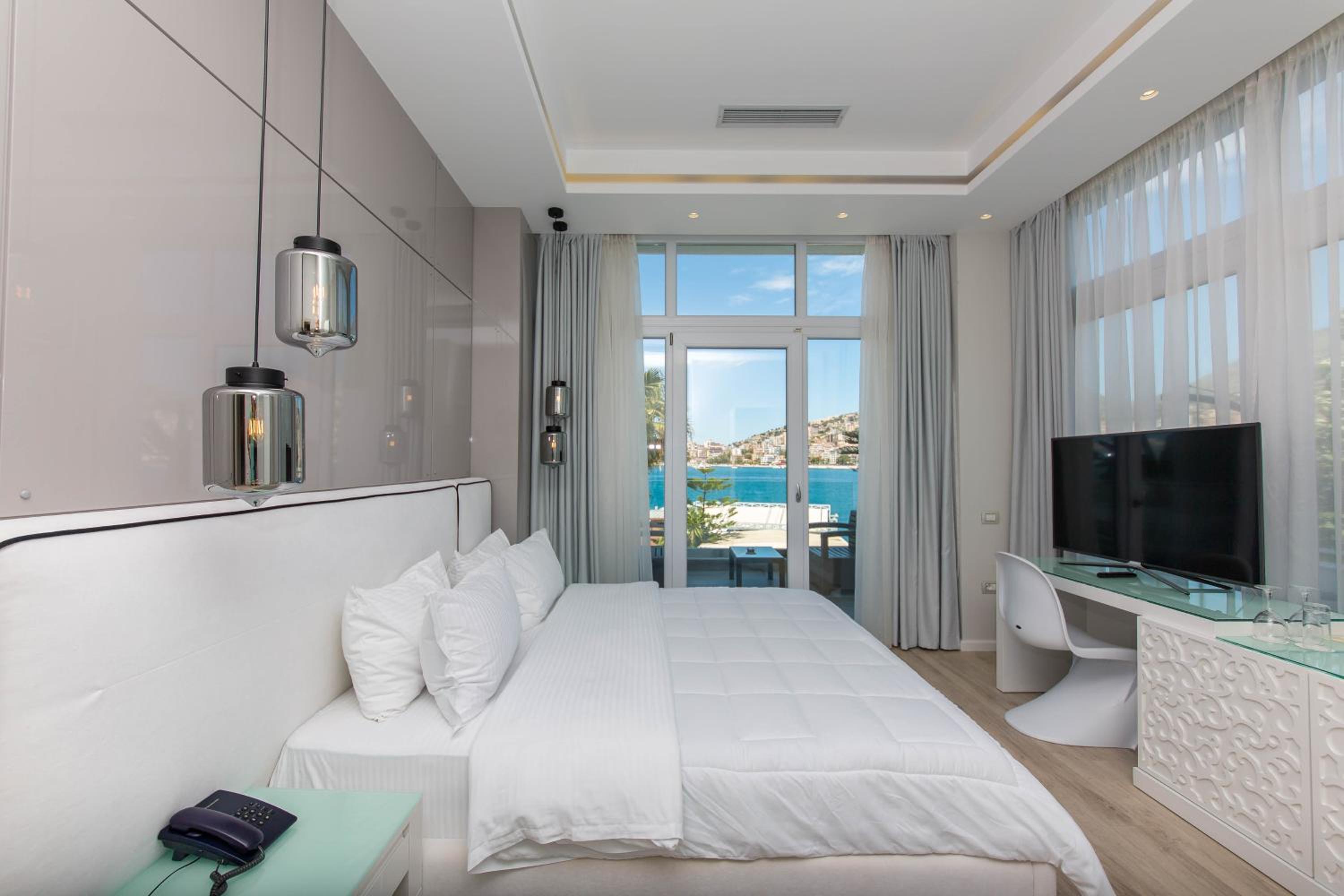 Deluxe Double Room with Balcony and Sea View