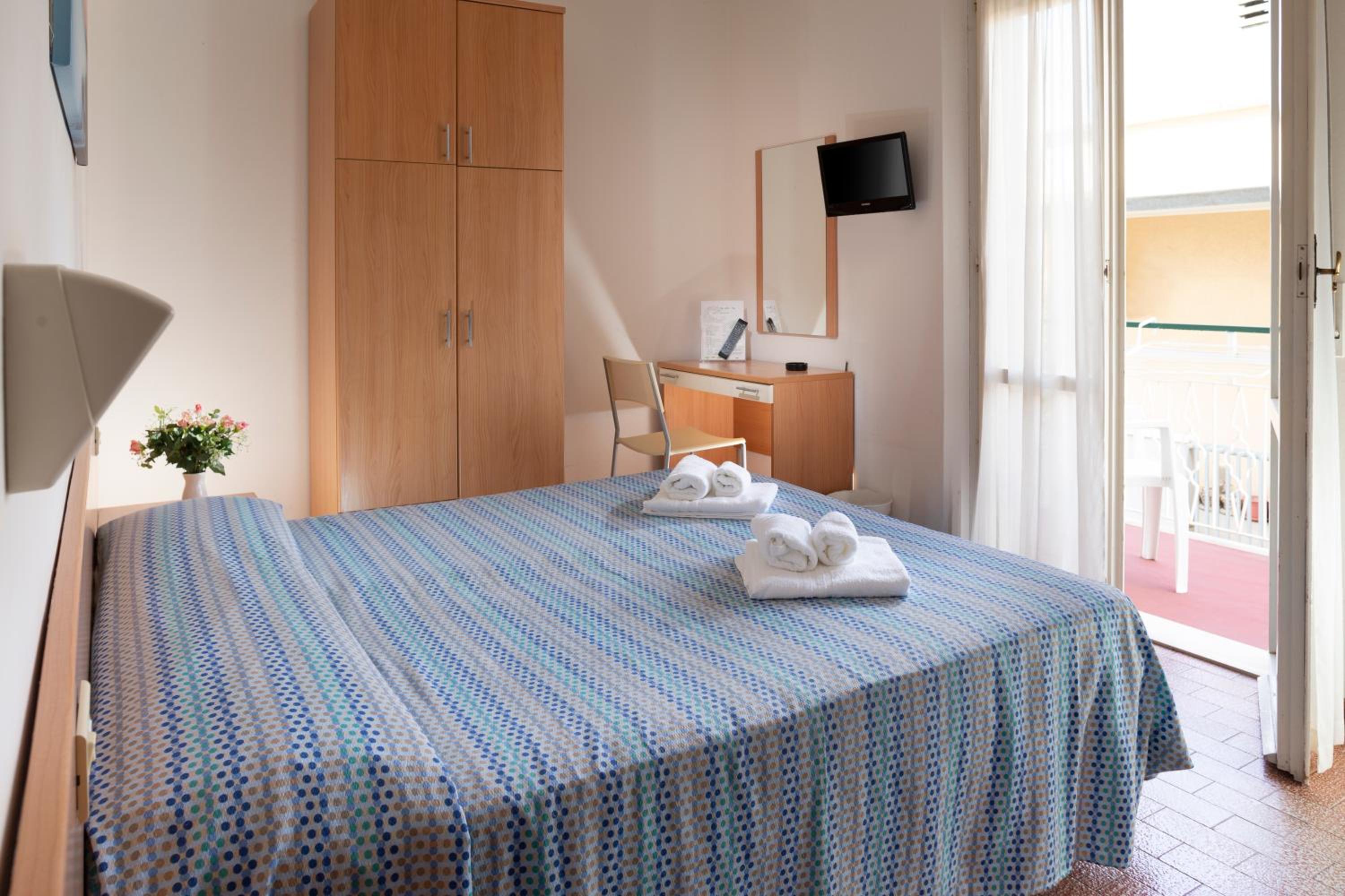 Double Room with Balcony - Photo 3
