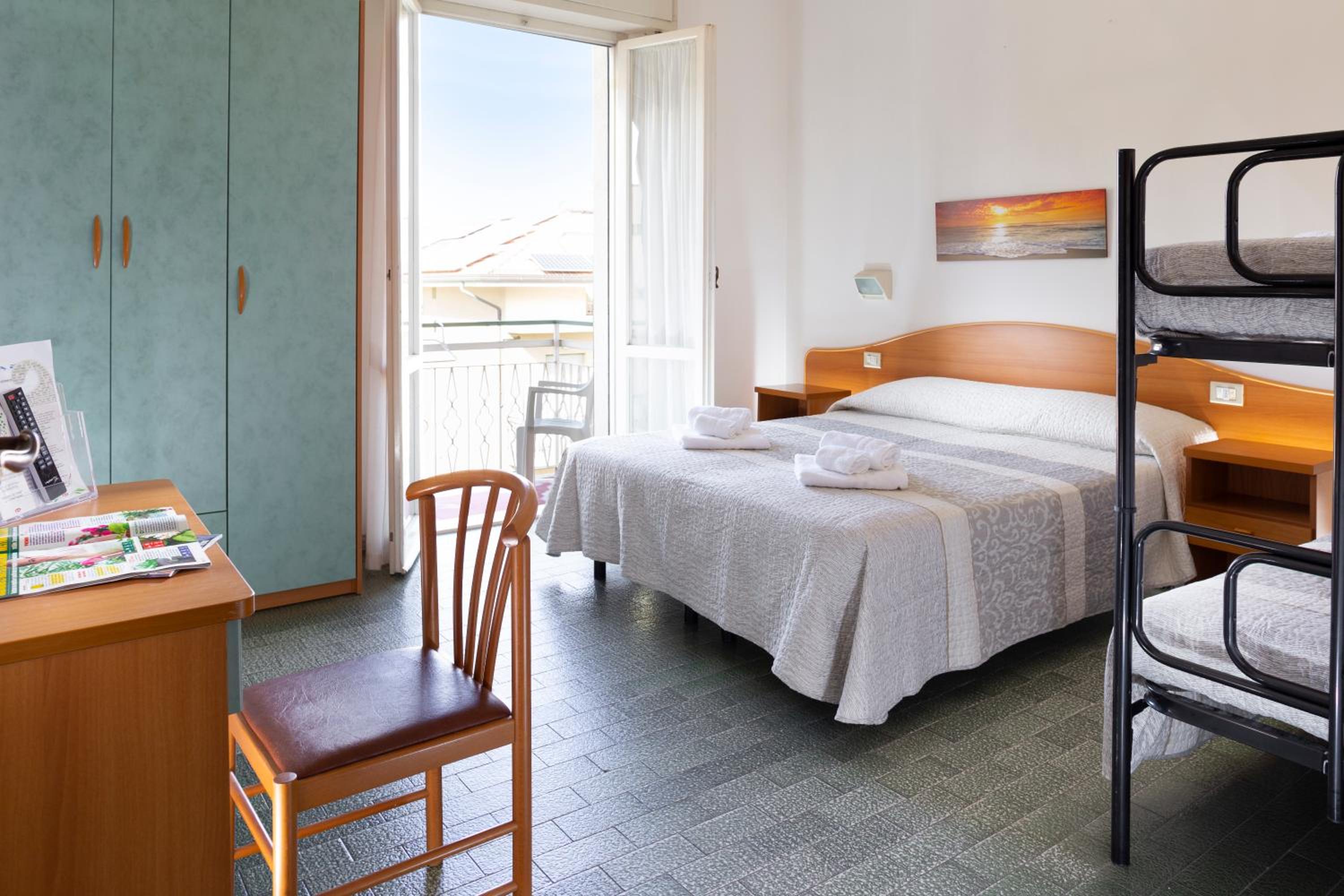 Quadruple Room with Balcony - Photo 4