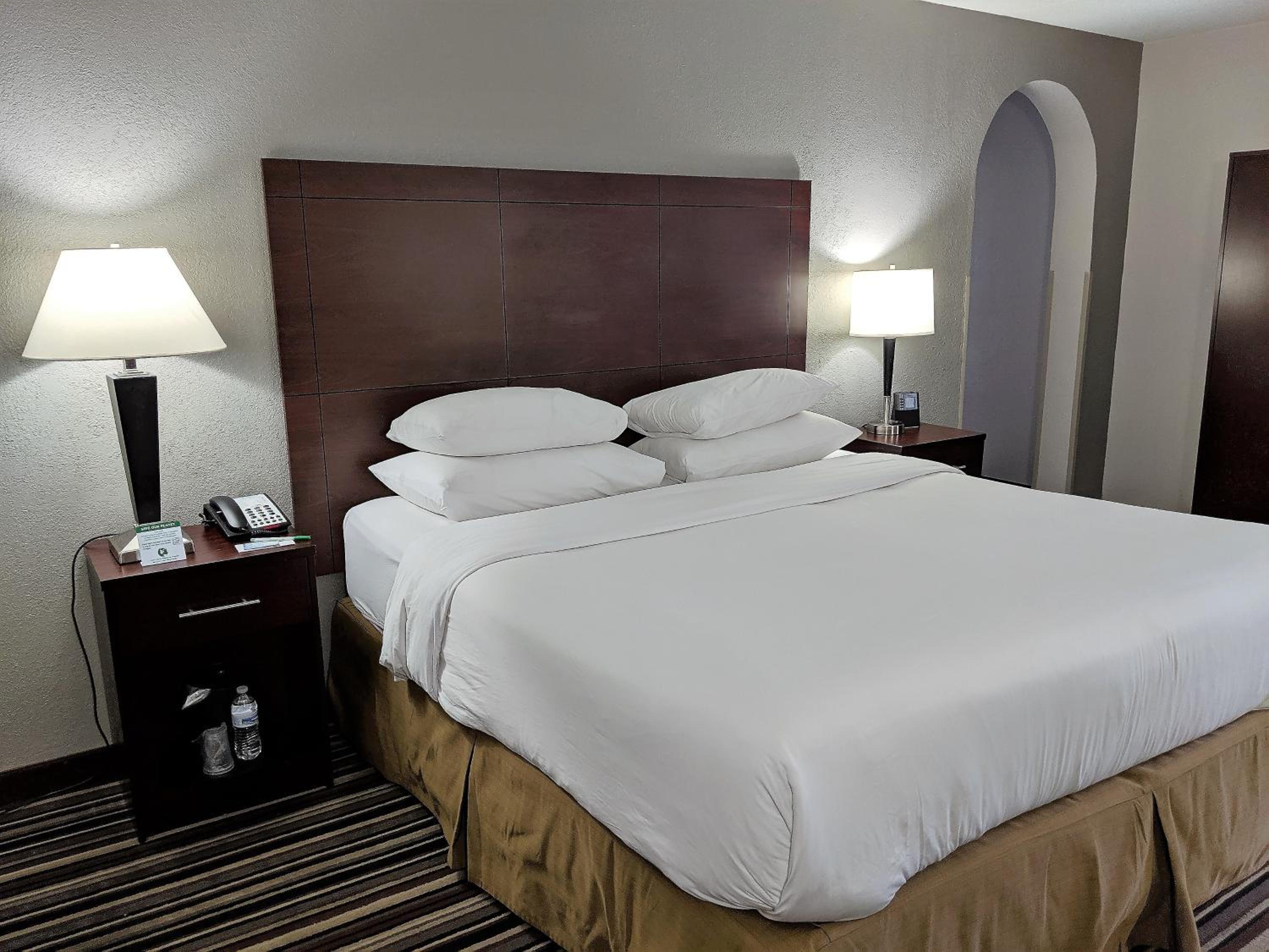 King Room - Non-Smoking - Photo 1