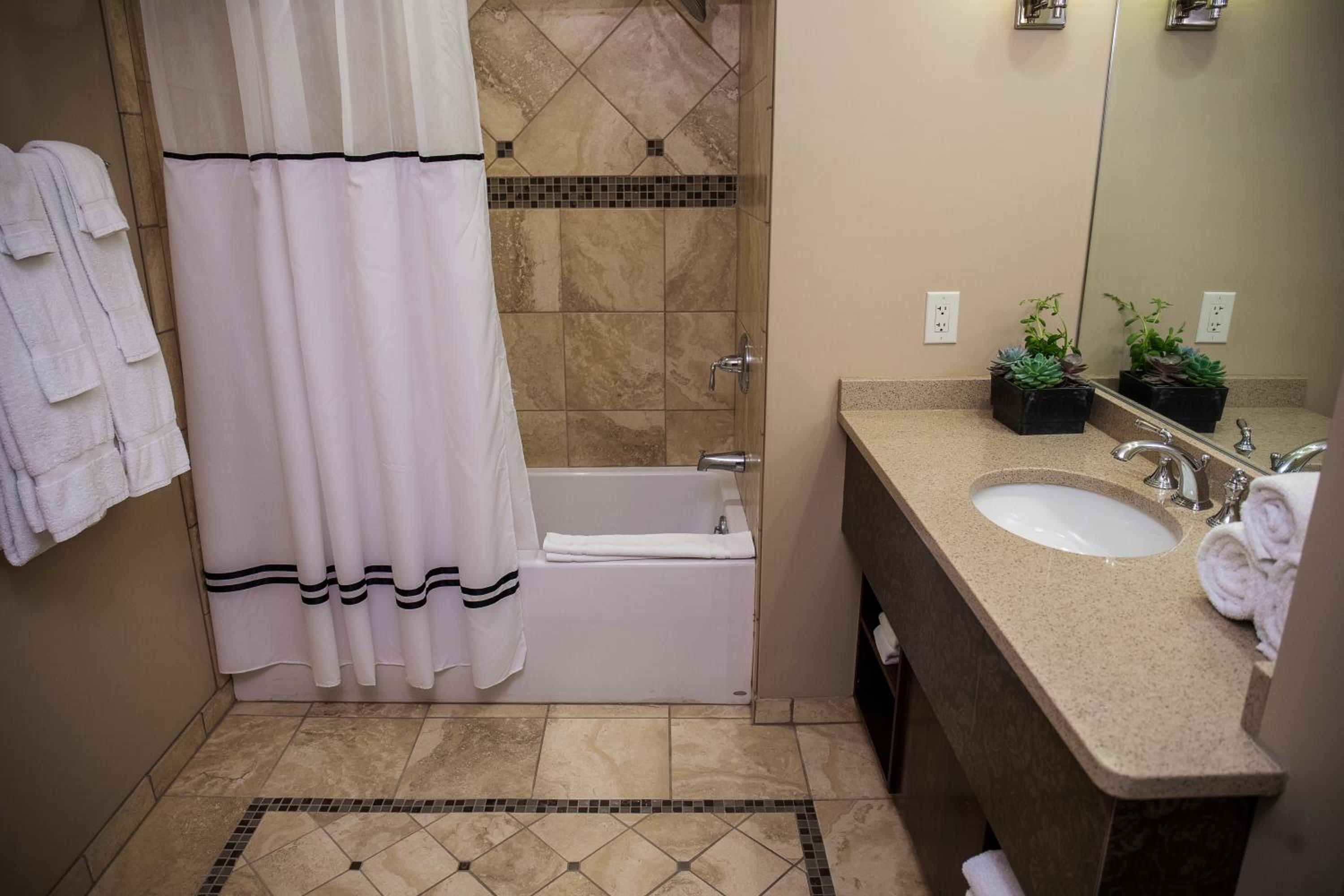 King Suite - Non-Smoking - Photo 3