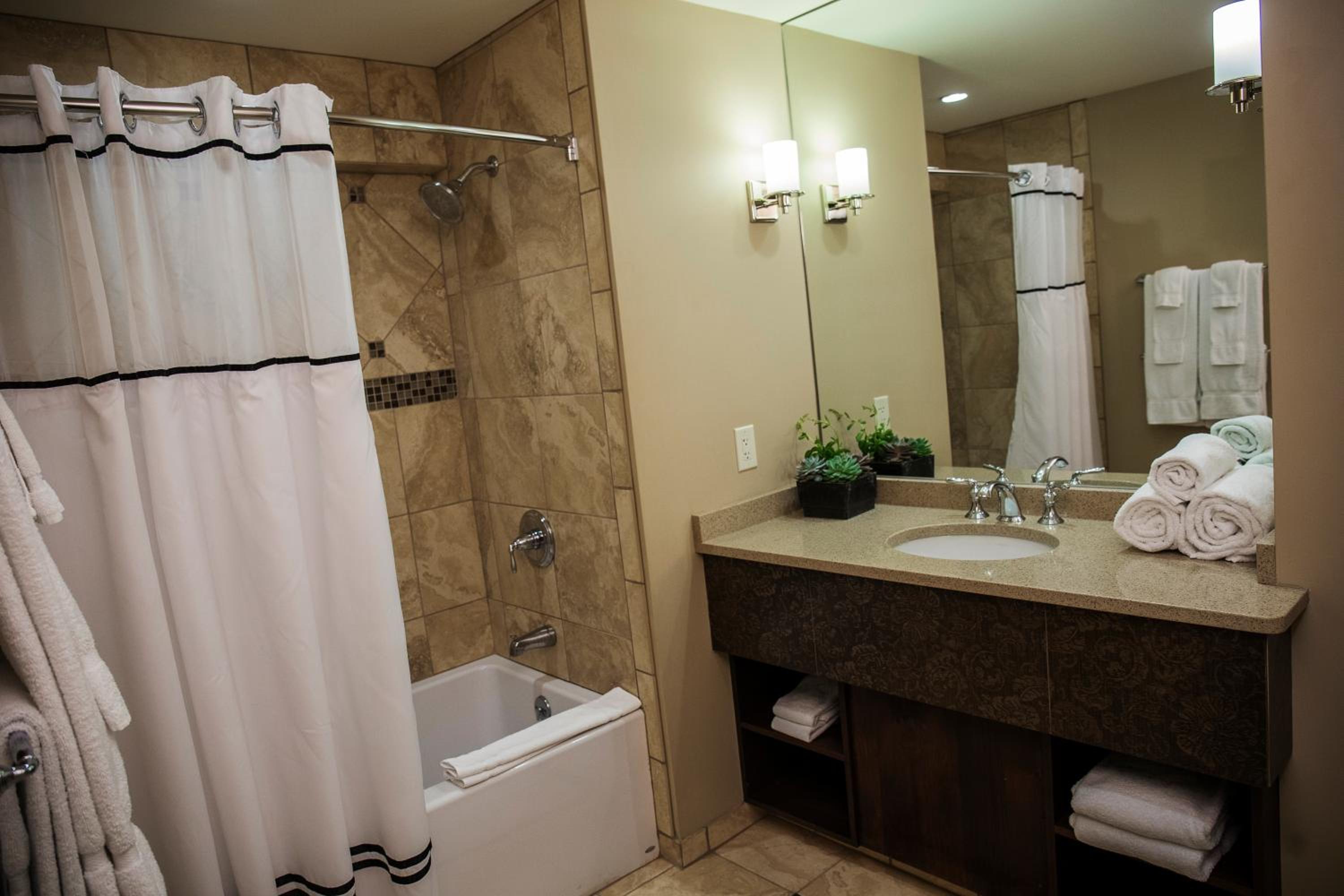 King Suite - Non-Smoking - Photo 4