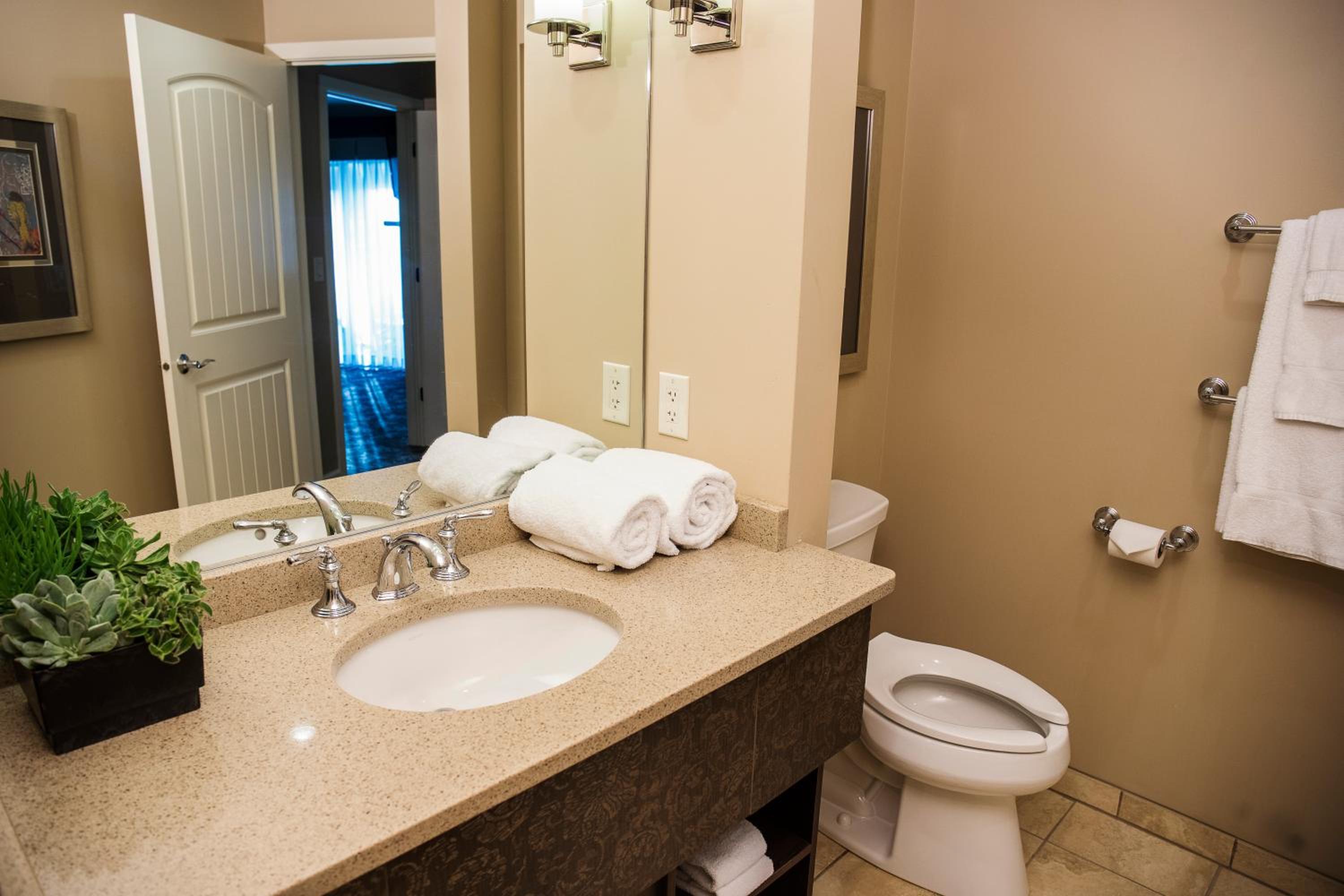King Suite - Non-Smoking - Photo 6