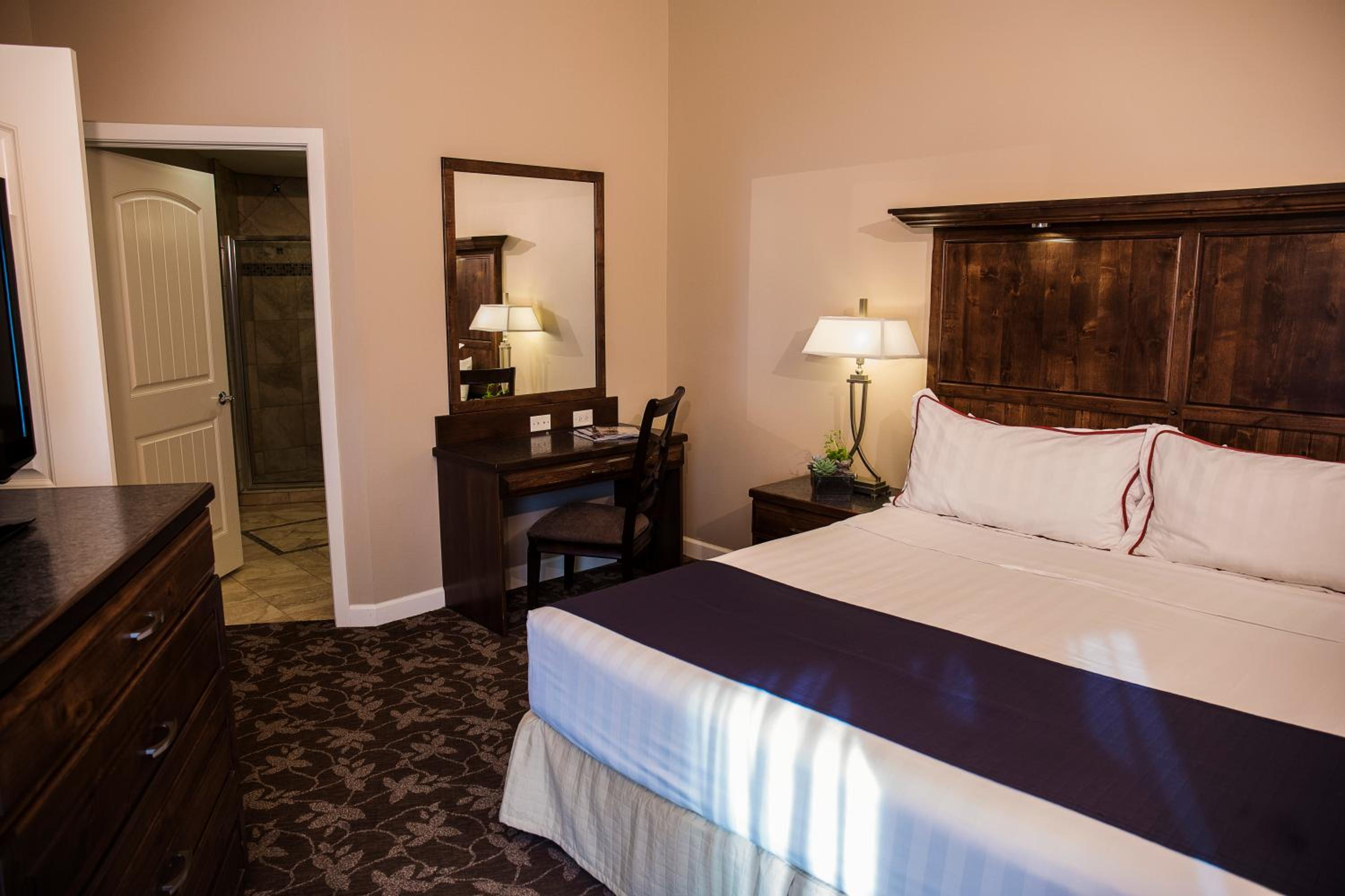 King Suite - Non-Smoking - Photo 10