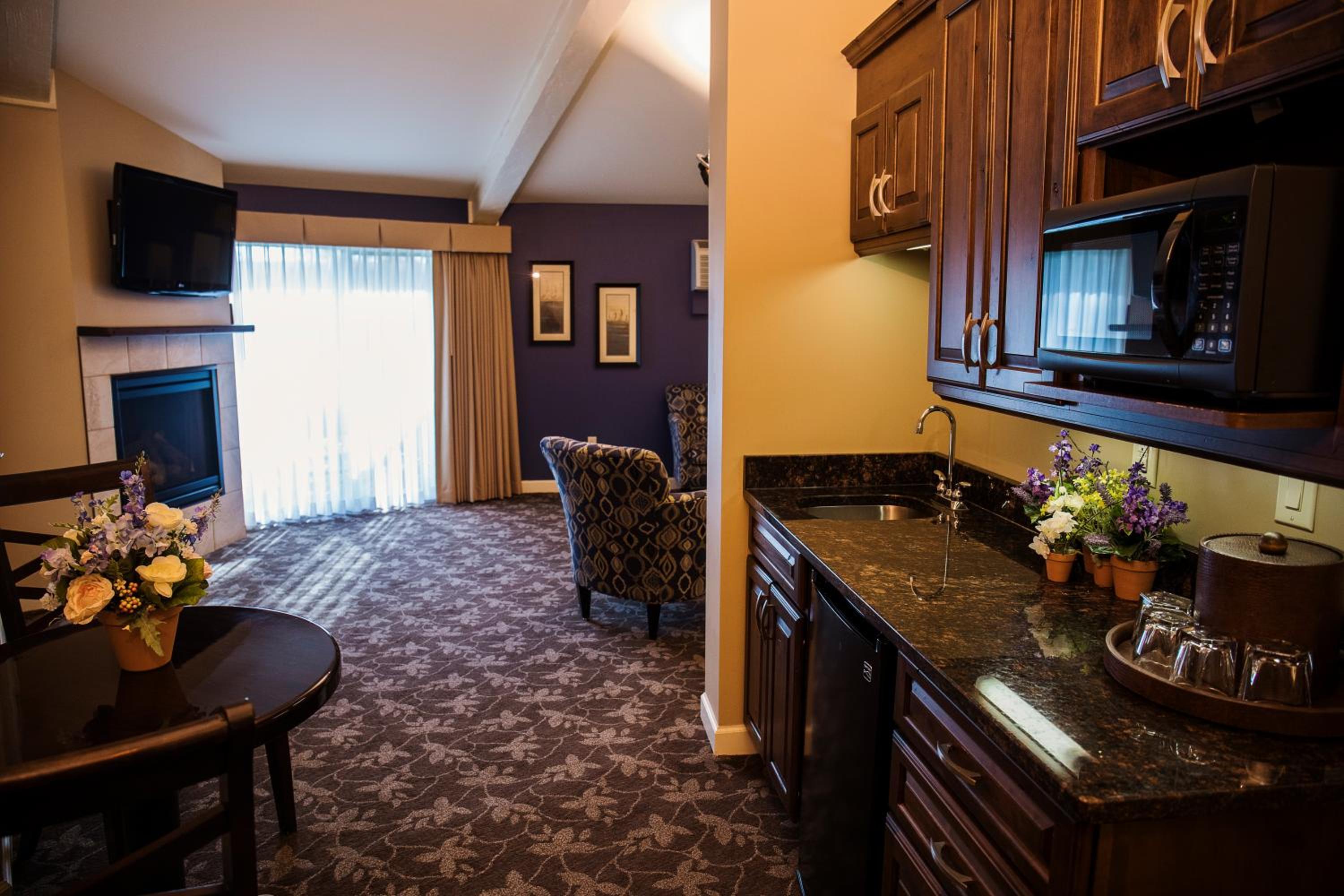 King Suite - Non-Smoking - Photo 8