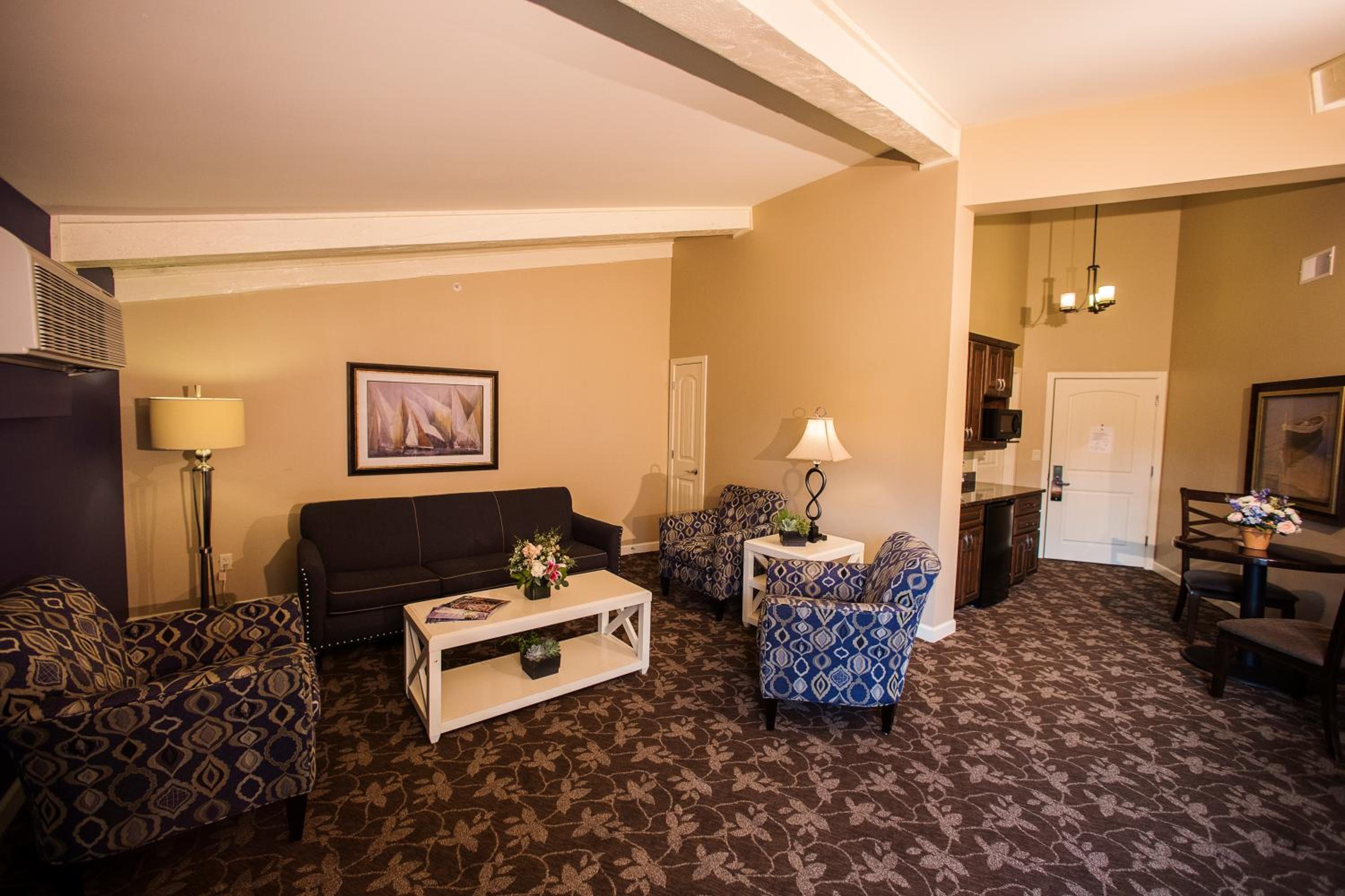 King Suite - Non-Smoking - Photo 7