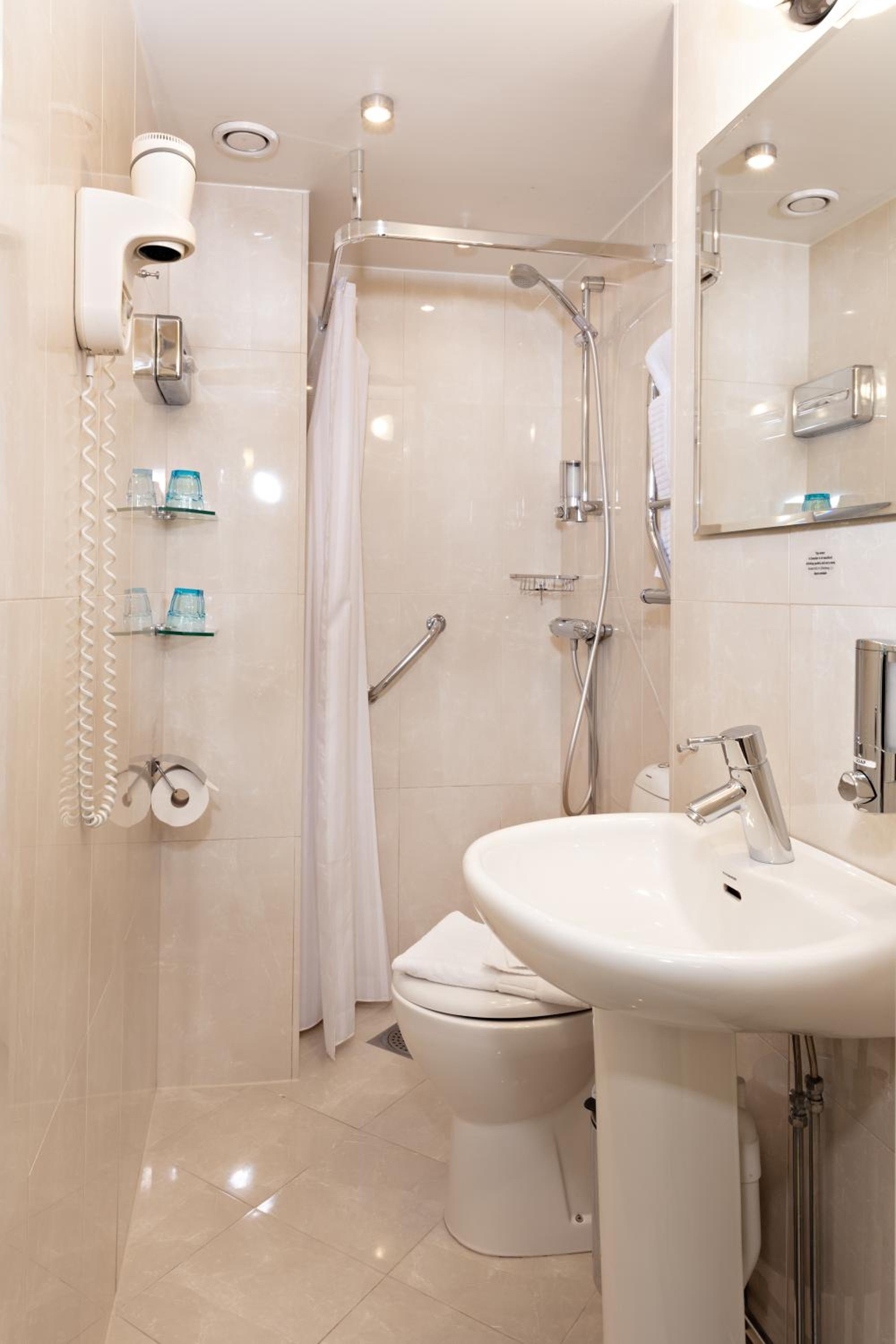 Standard Twin Room - Photo 3