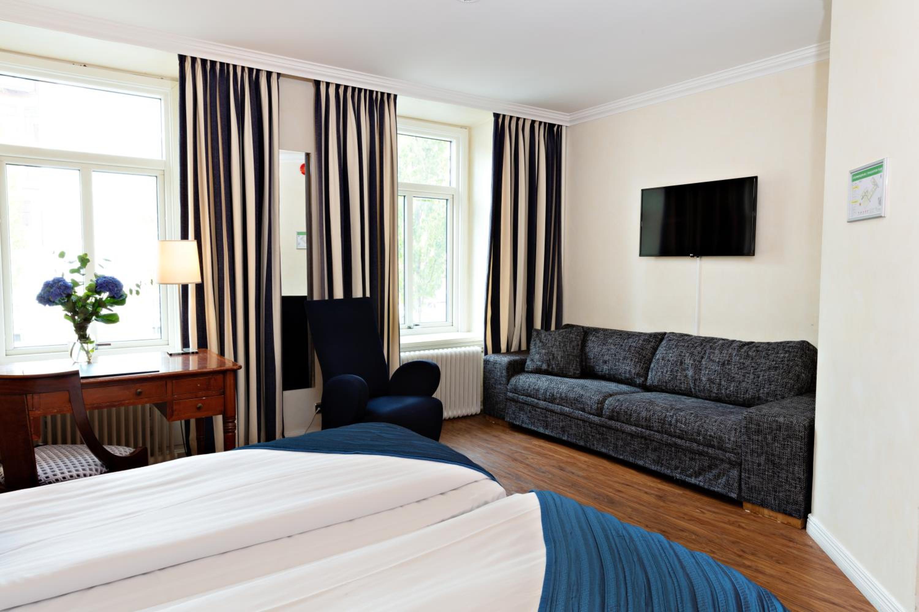 Family Room with Two Single Beds and Sofa Bed - Non-Smoking - Photo 6