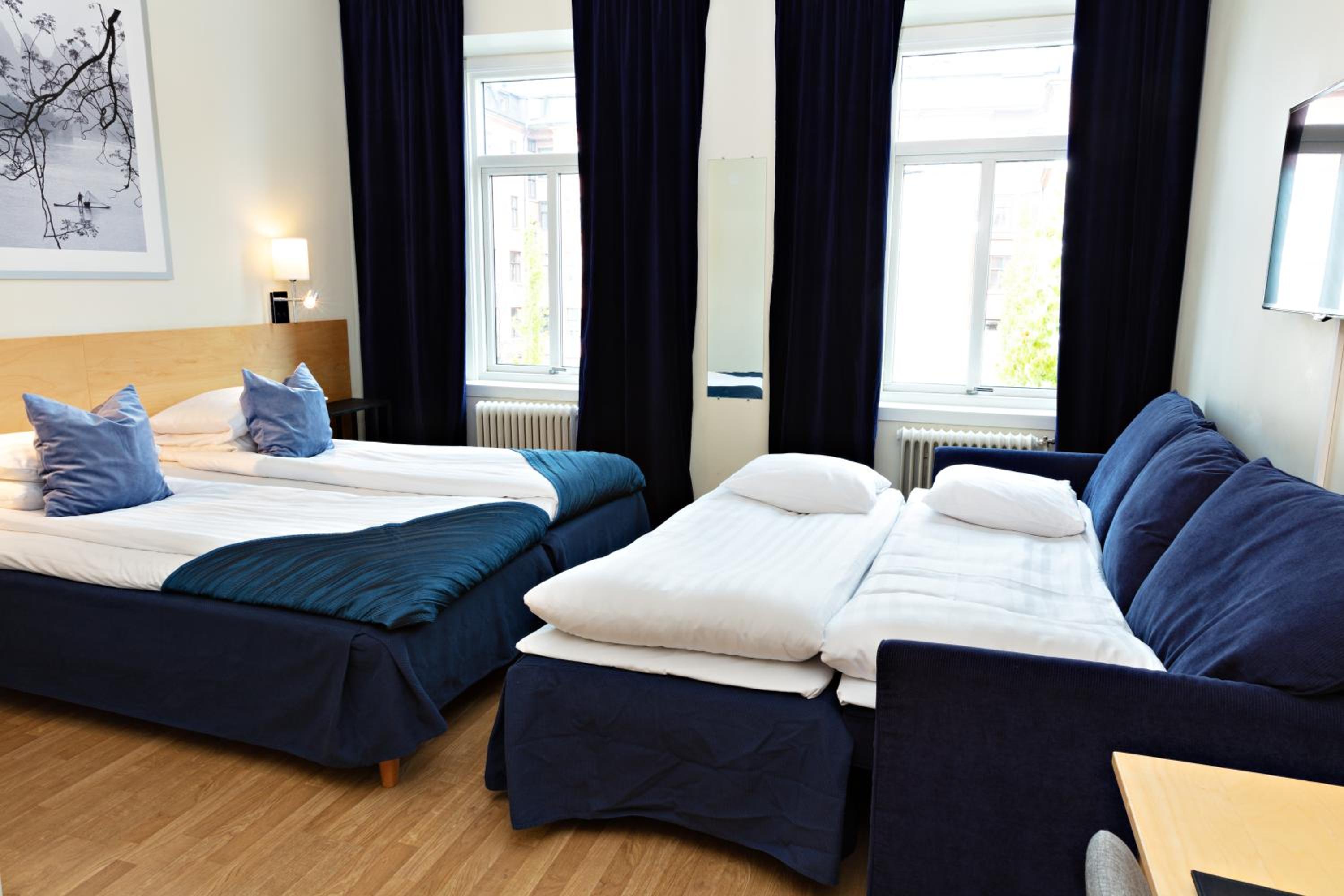 Family Room with Two Single Beds and Sofa Bed - Non-Smoking - Photo 5