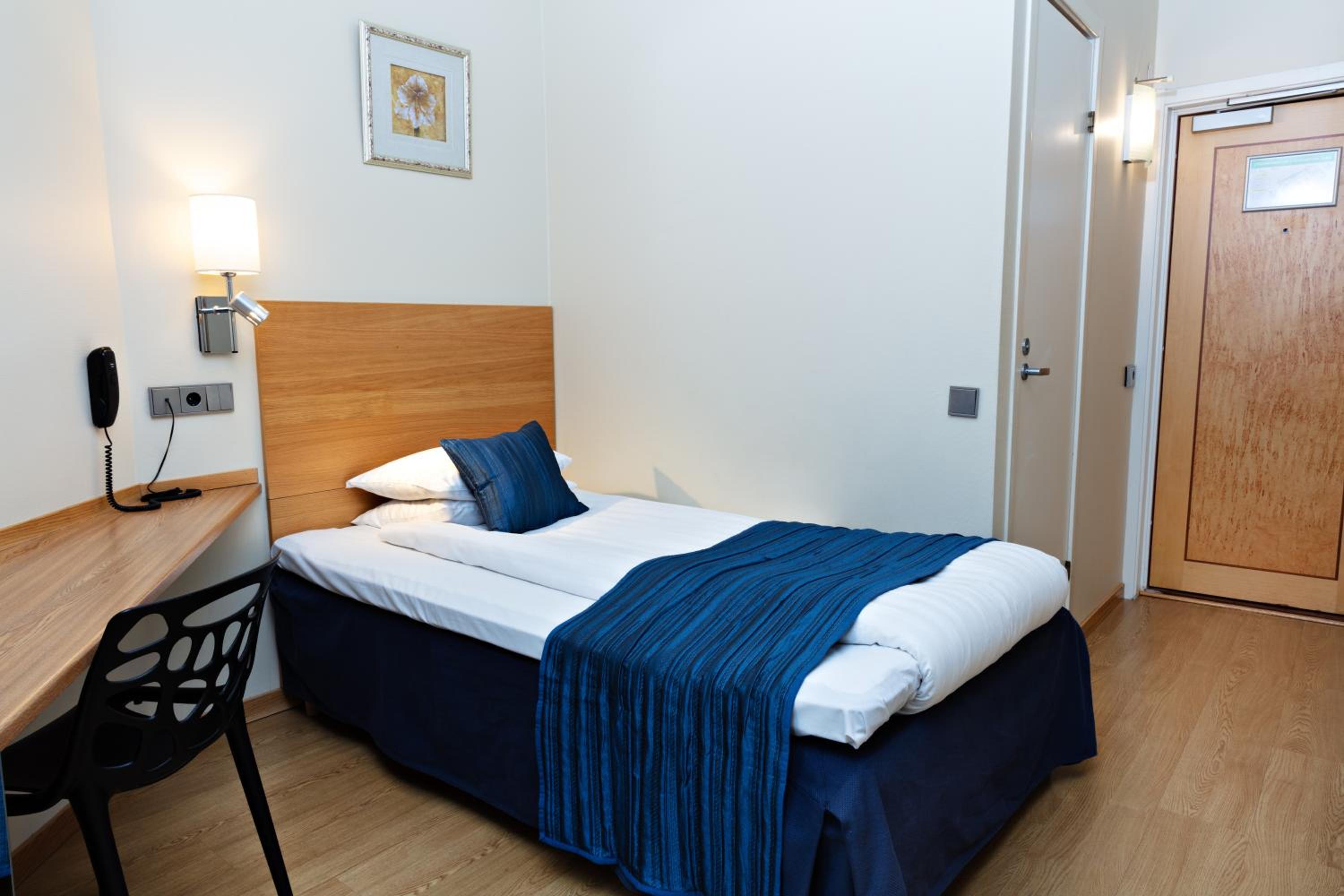 Economy Double Room - 140cm bed - Photo 5