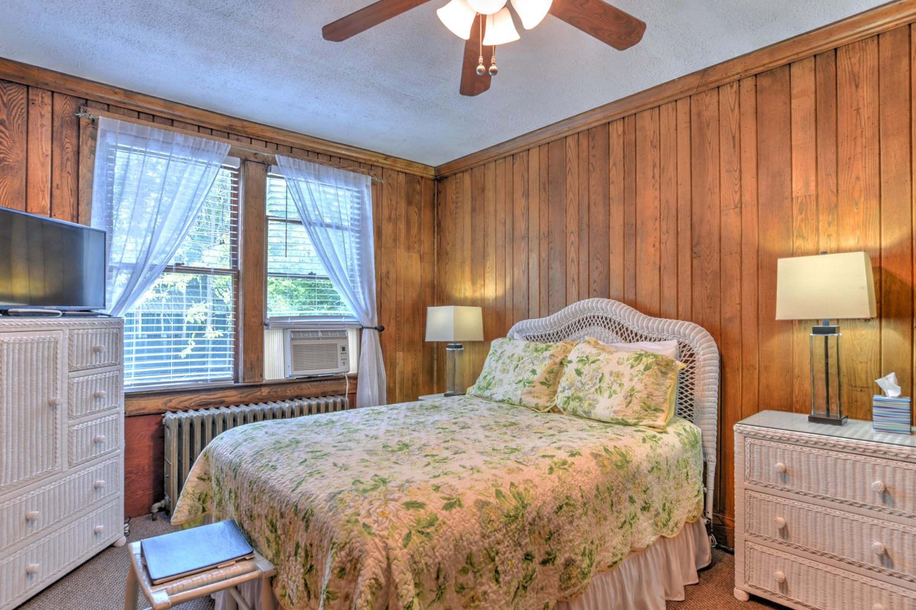 Standard Queen Room