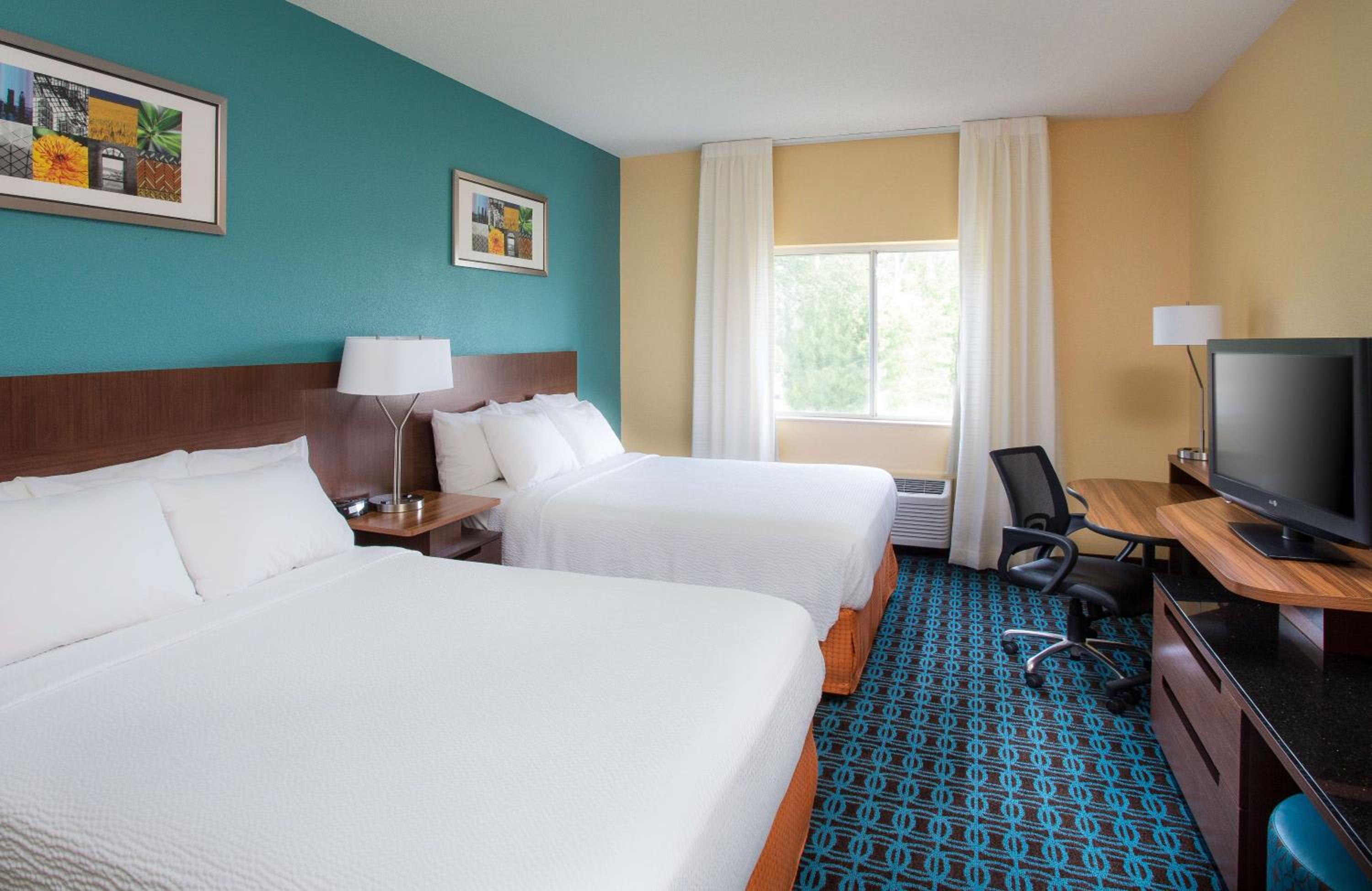 Queen Room with Two Queen Beds - Photo 5