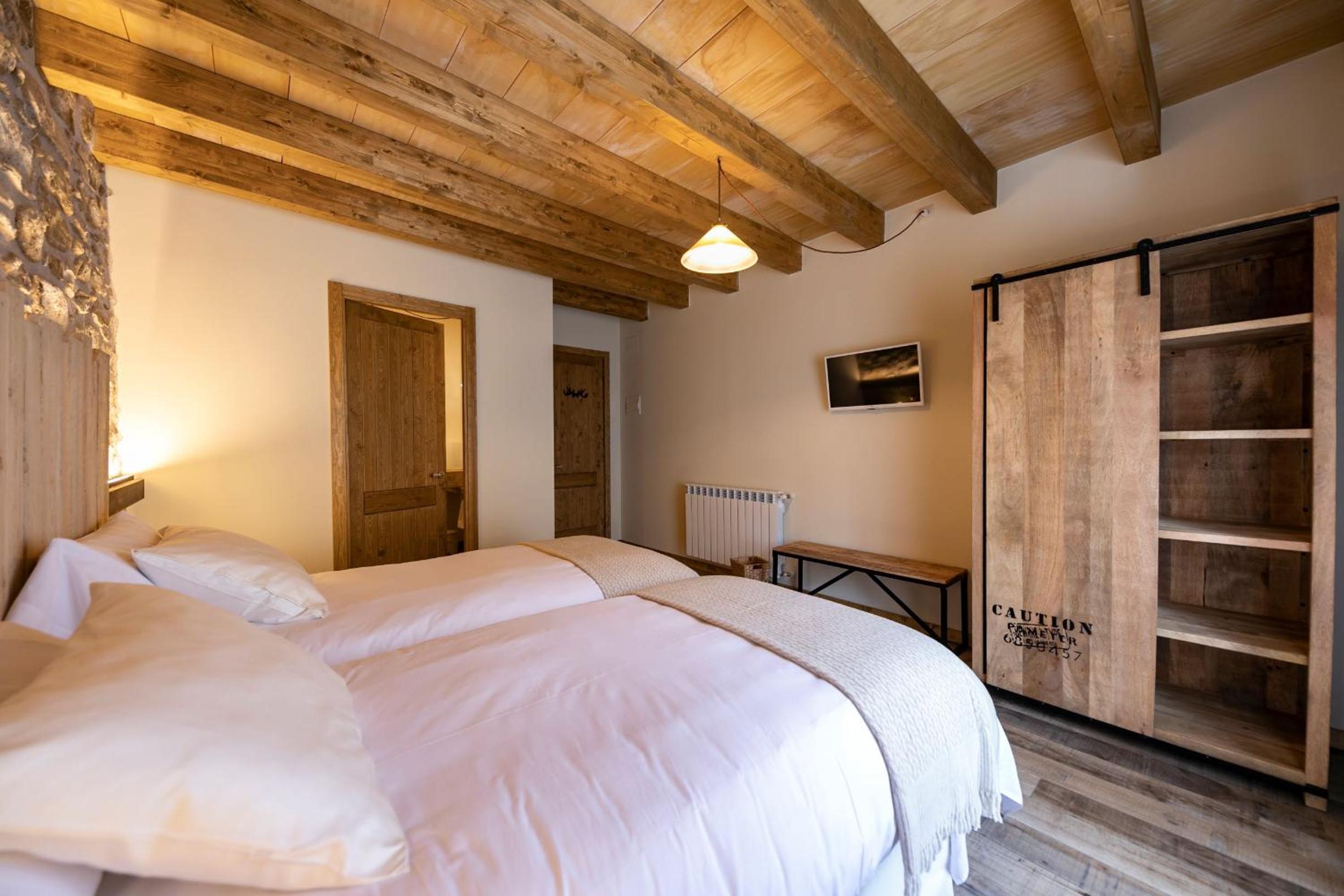 Double or Twin Room with Bathroom photo 3