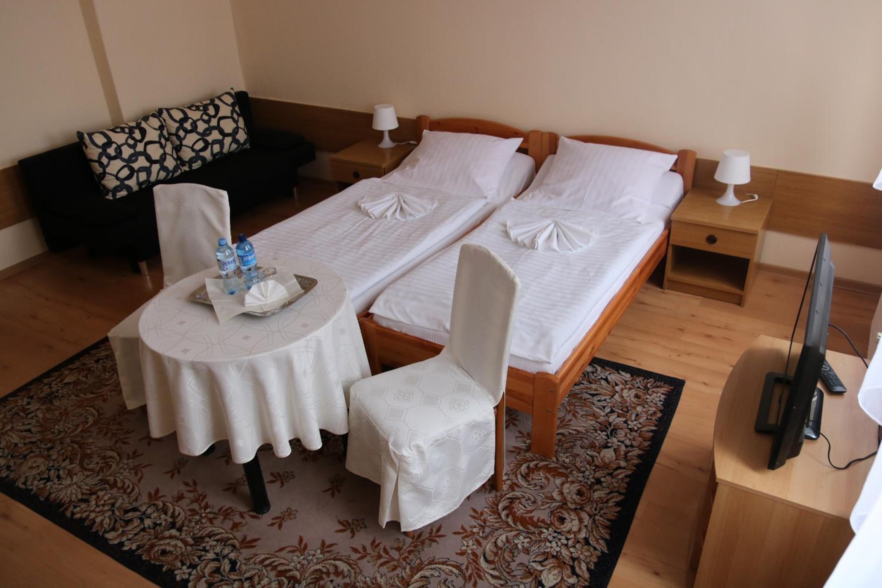 Large Double Room - Photo 2