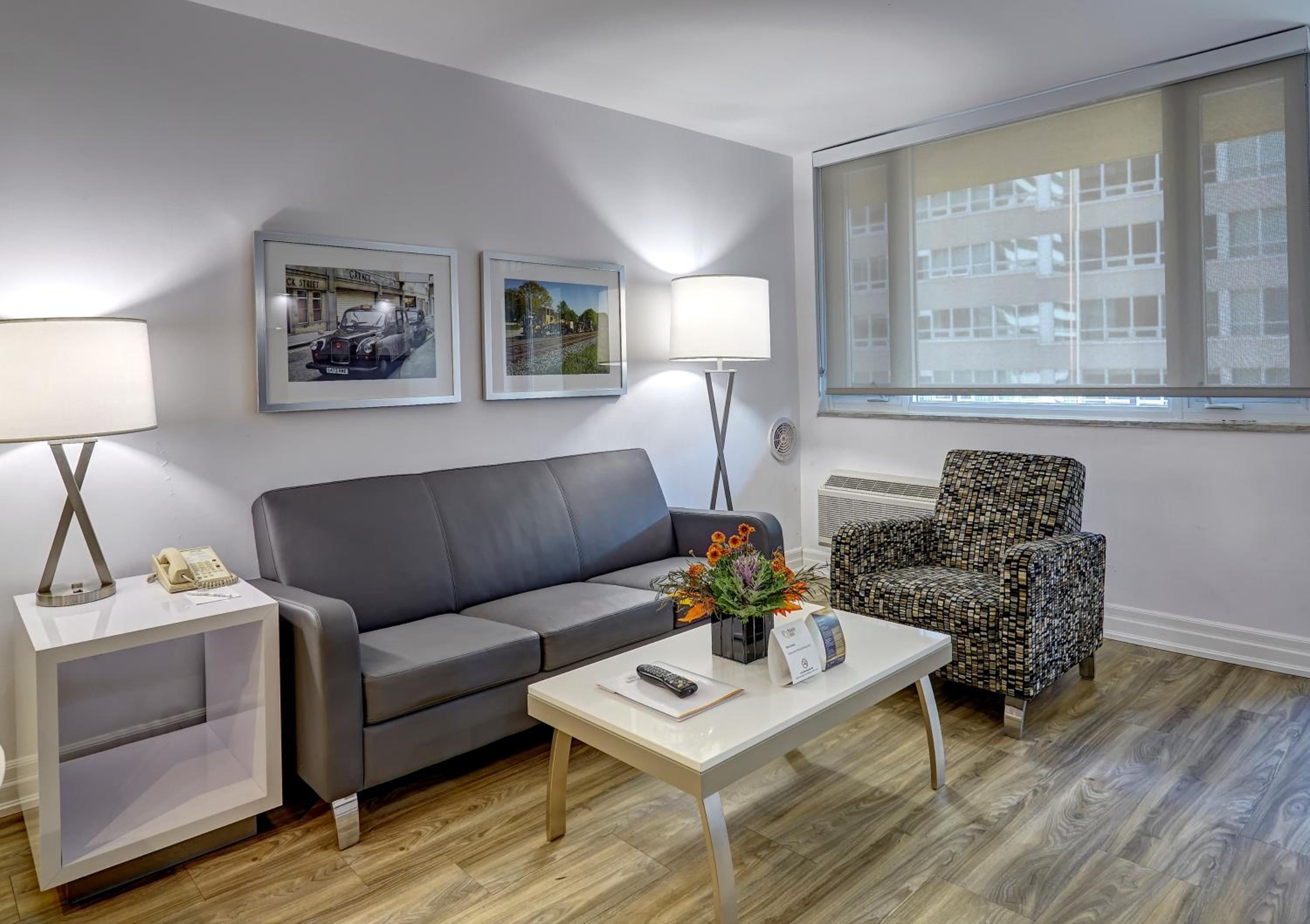 Deluxe King Suite - Photo 6
