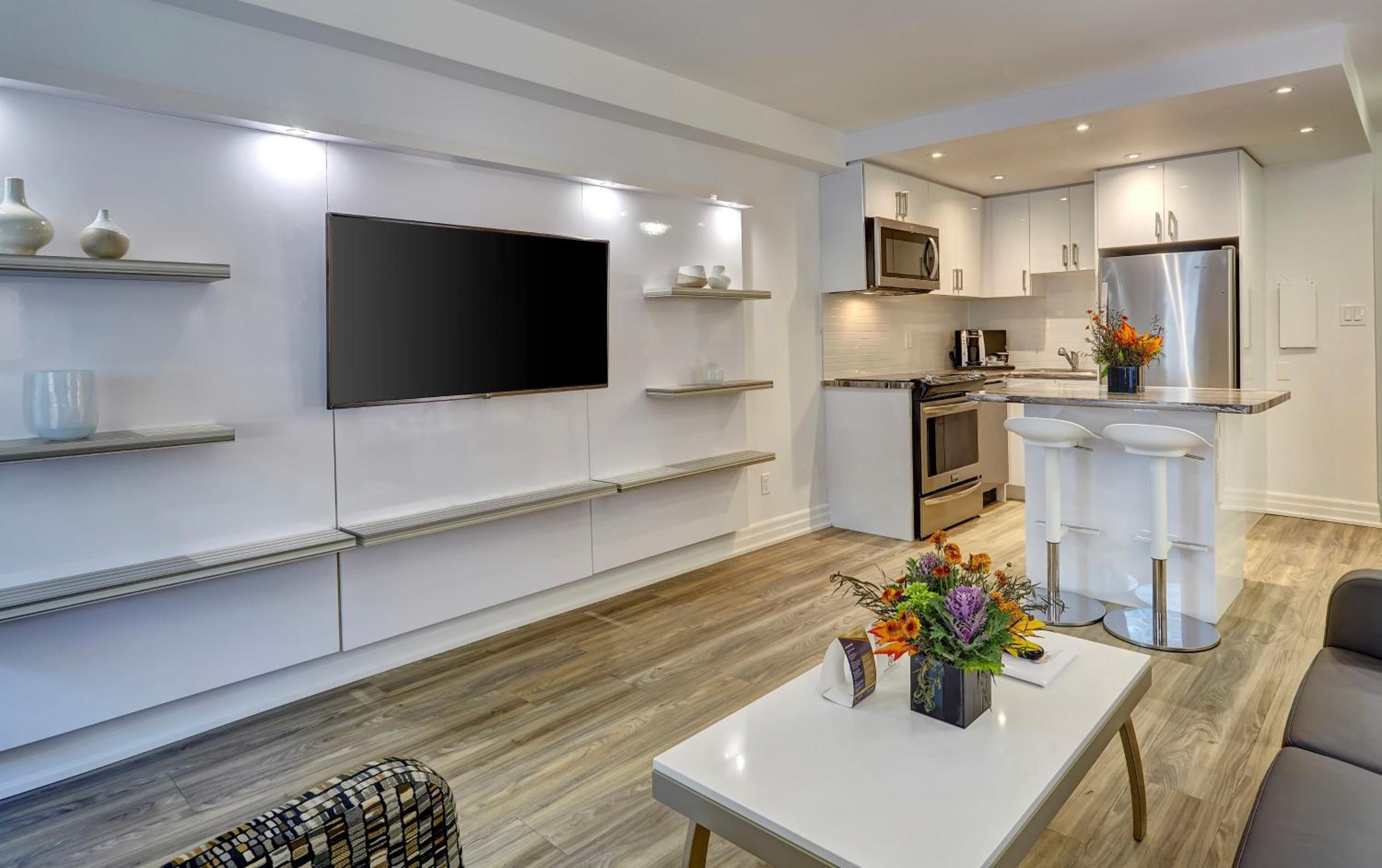 Deluxe King Suite - Photo 2