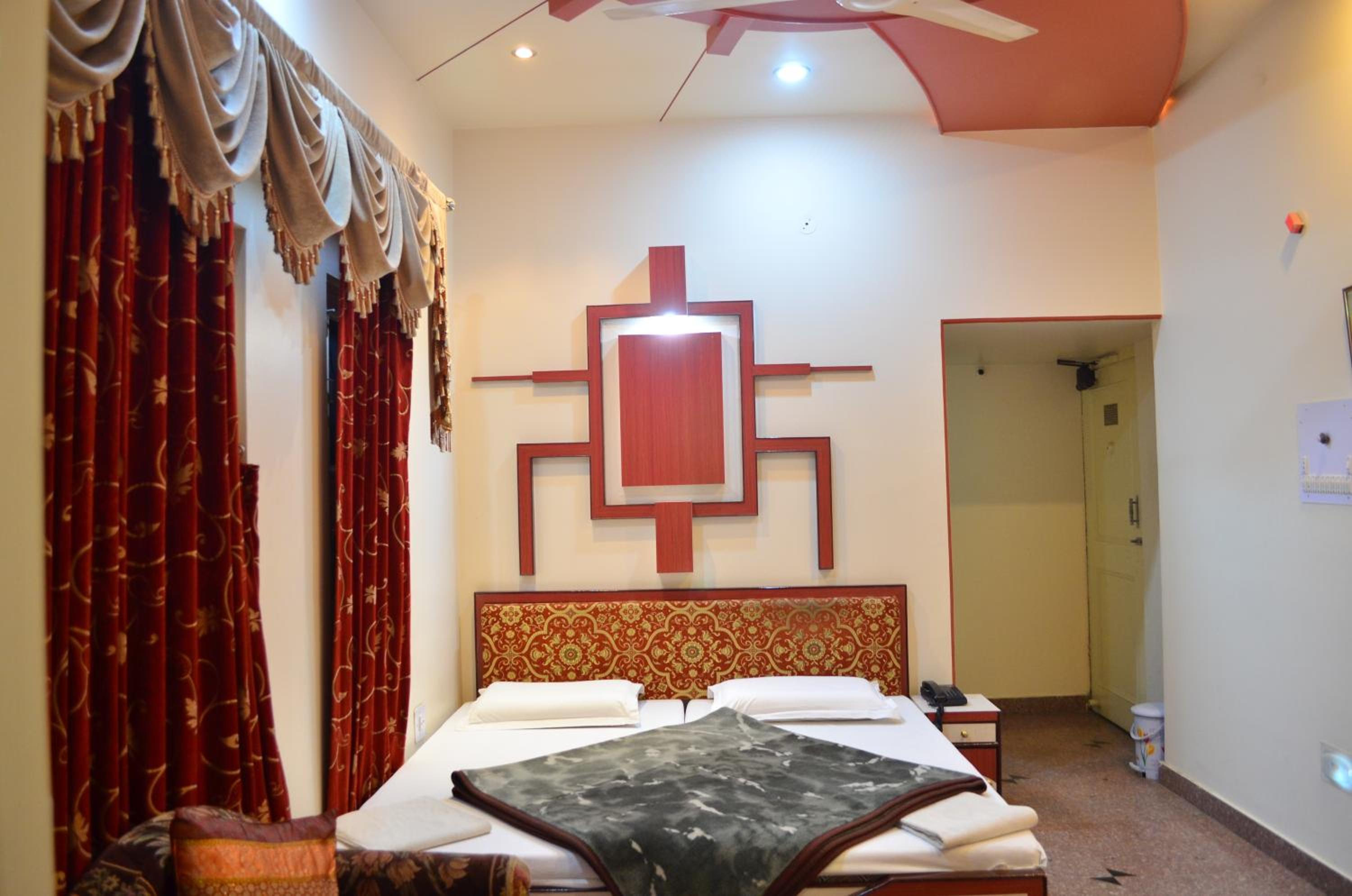 Standard Double Room - 10% off on SURA Cocktails & Cuisines, Enjoy Live Music, Welcome Drink on Arrival and Free Pickup from Railway Station - Photo 16