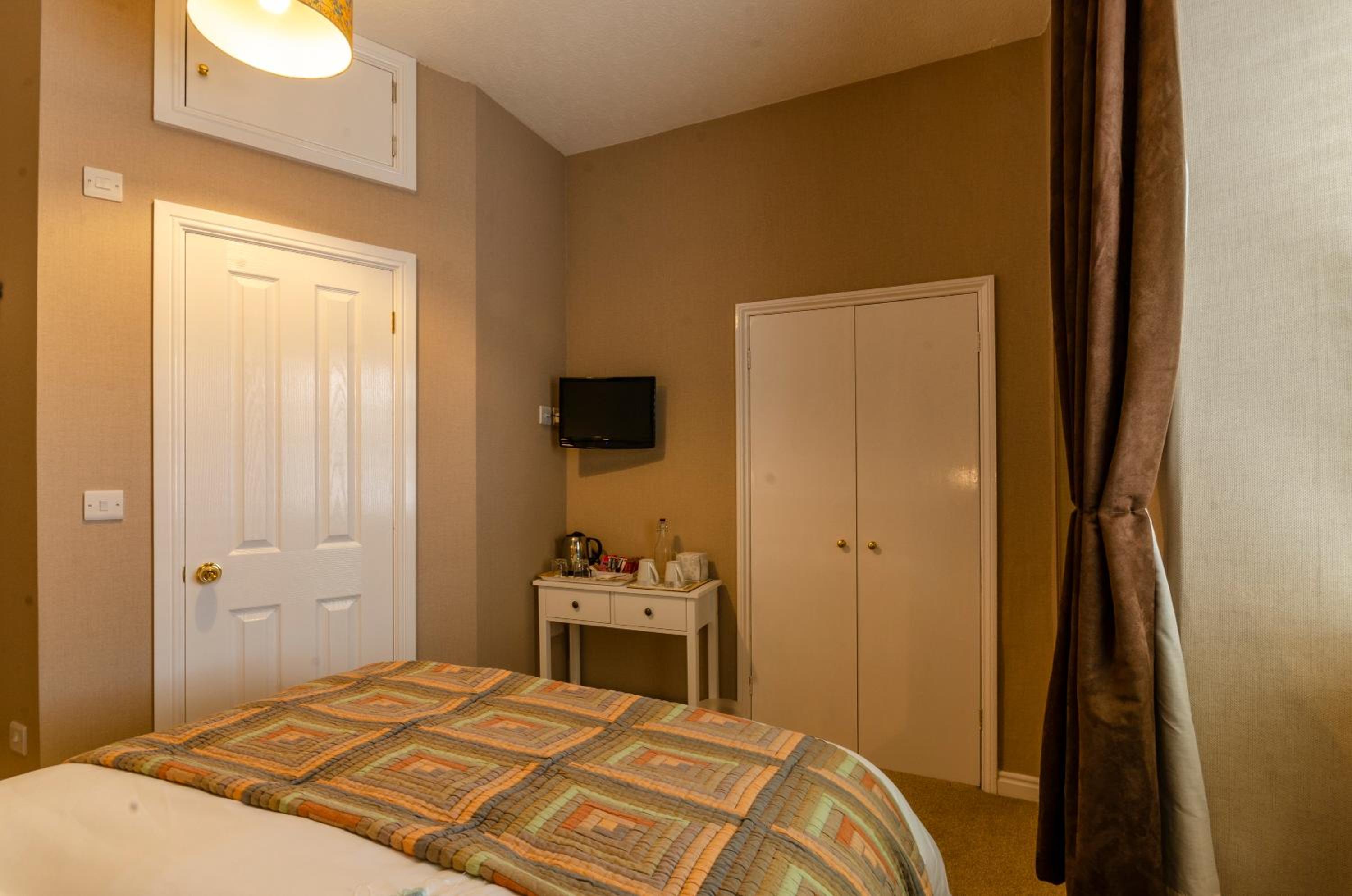 Double Room with Private Bathroom - Photo 2