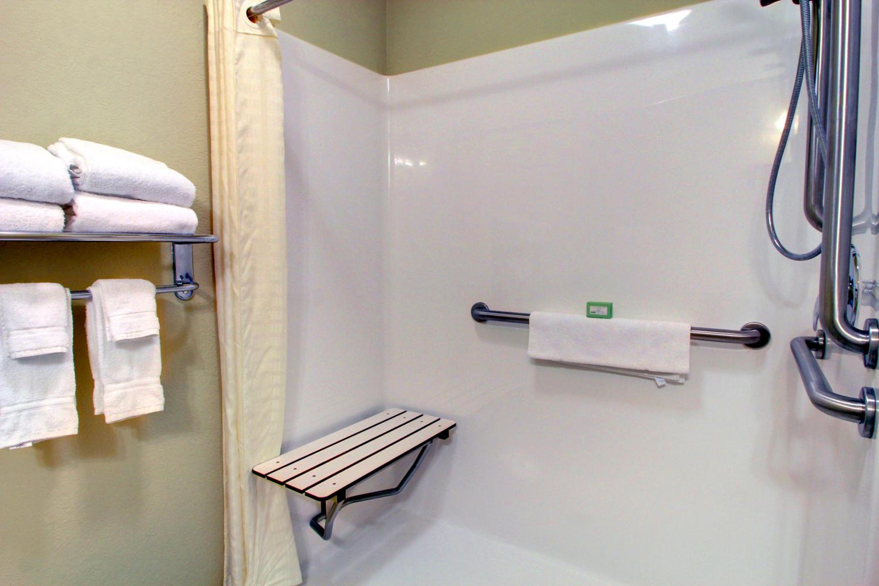 Queen Room with Two Queen Beds - Disability Access - Photo 4