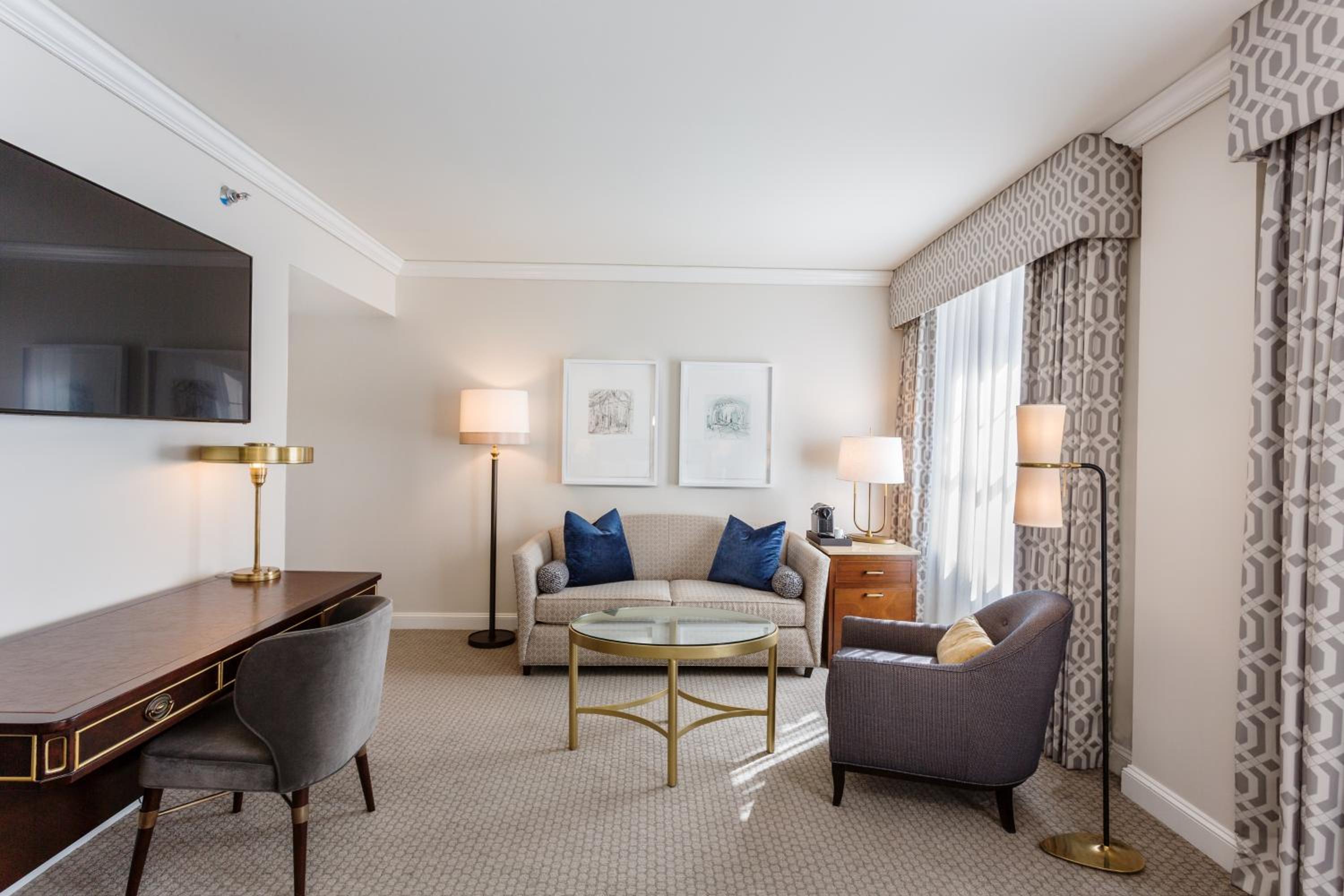 Deluxe King Room - Photo 3